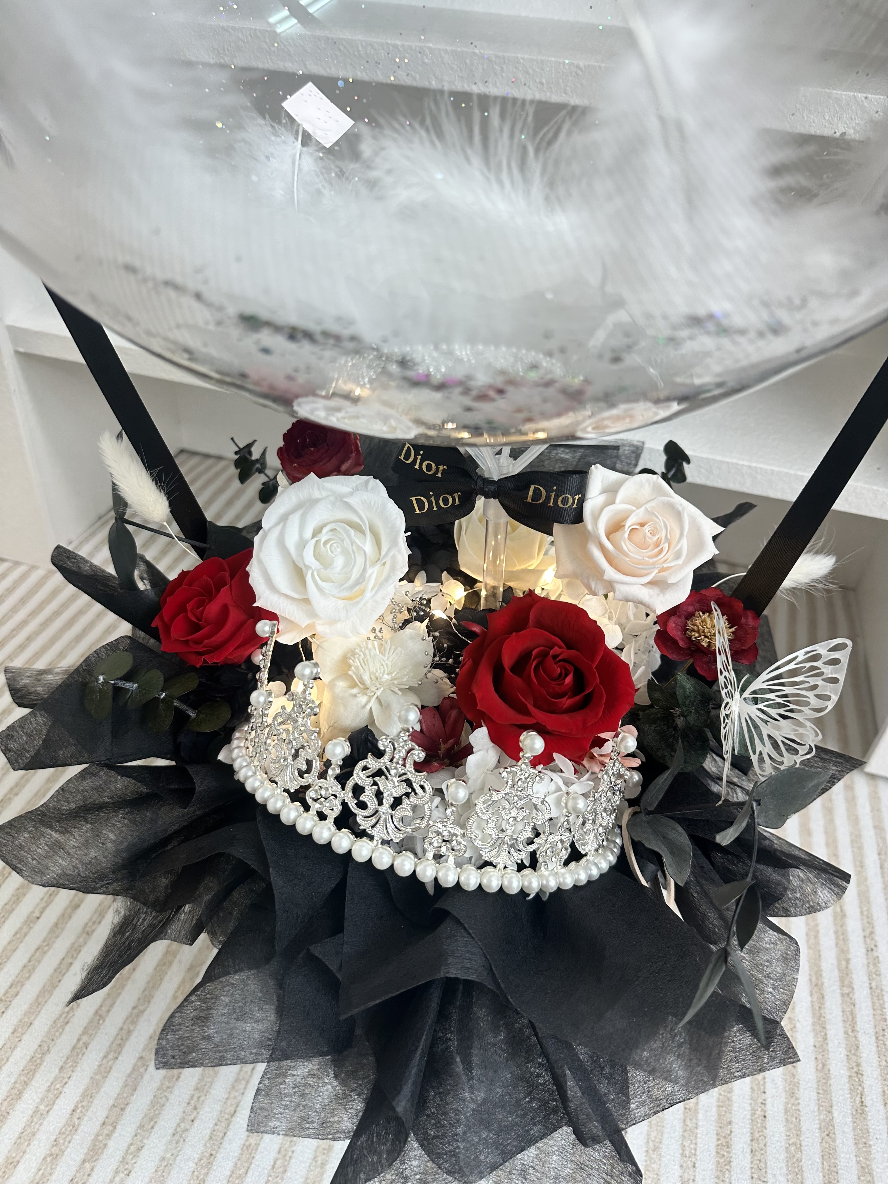 台北花店推薦 DAIZI 代紫花藝：紅白色精品皇冠永生花抱抱桶，奢華紅玫瑰客製化生日禮物，台北中山區精品送花服務首選。