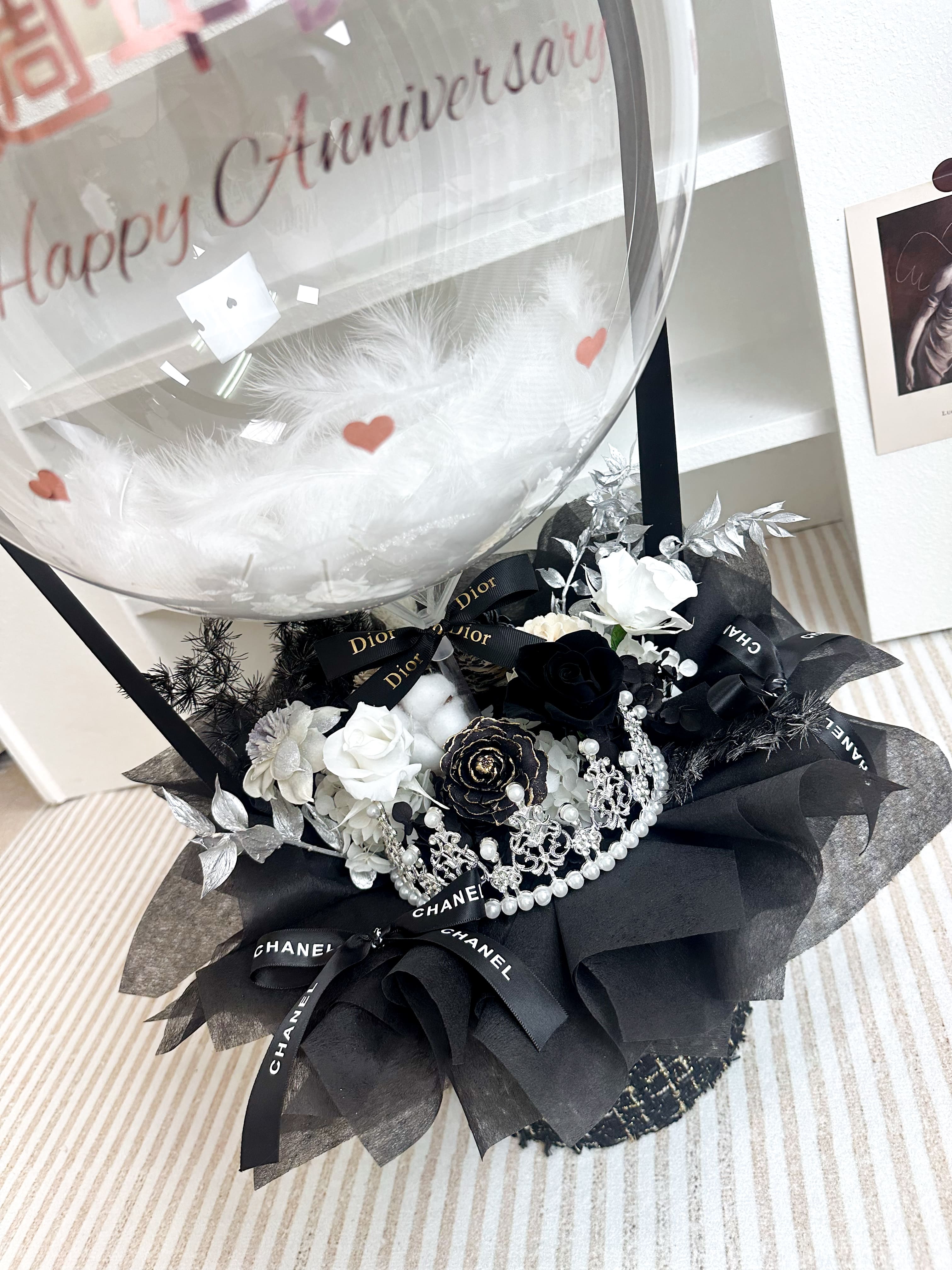 台北精品送花 DAIZI：白色皇冠永生花抱抱桶特寫，高品質白玫瑰客製化求婚花束，台北捷運中山國小站專業精品花藝推薦。