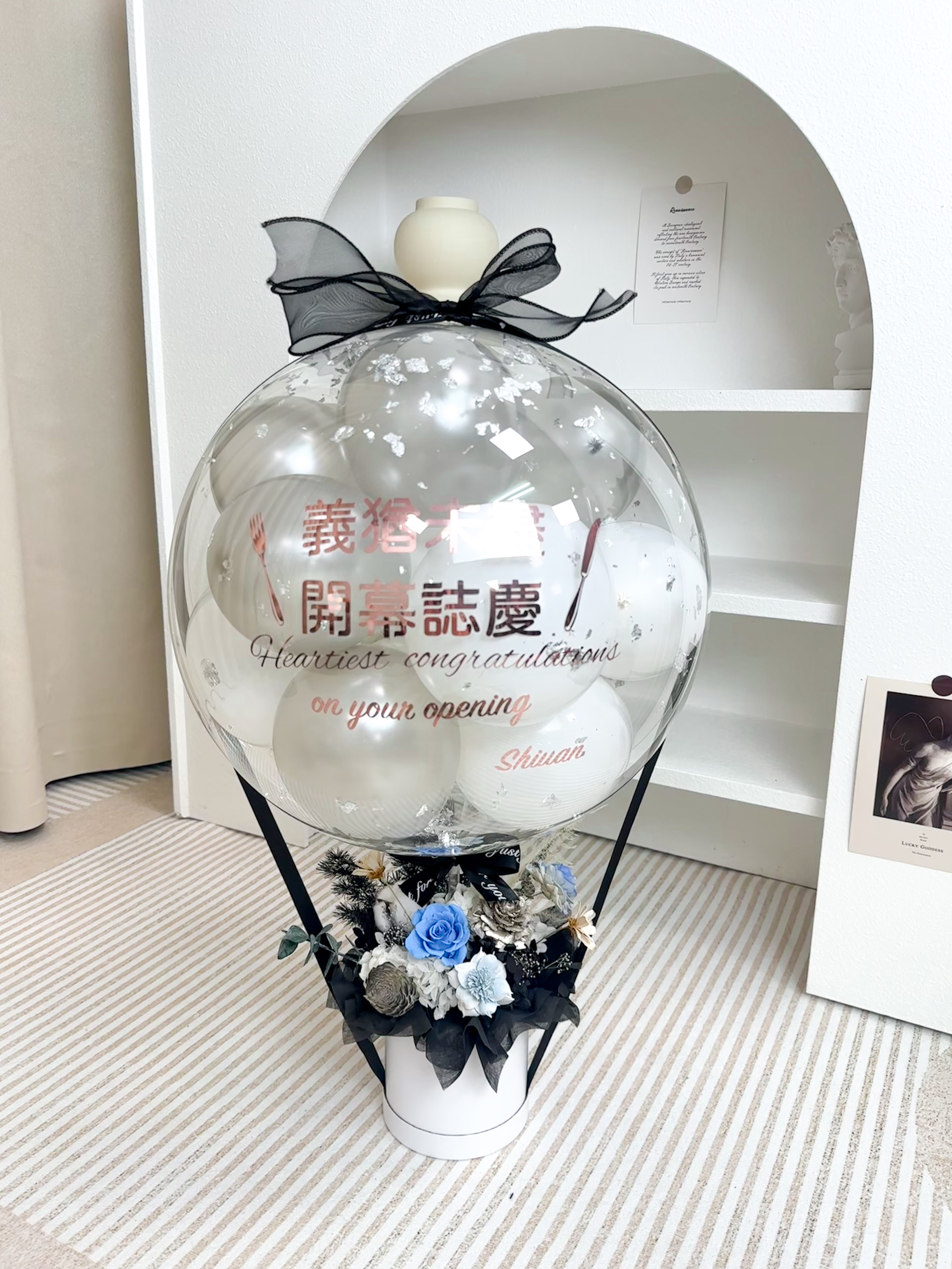台北花店 DAIZI 代紫花藝：黑藍色精品永生花抱抱桶推薦，奢華深藍玫瑰開幕送禮客製化設計，台北中山區高品質精品花禮服務首選。