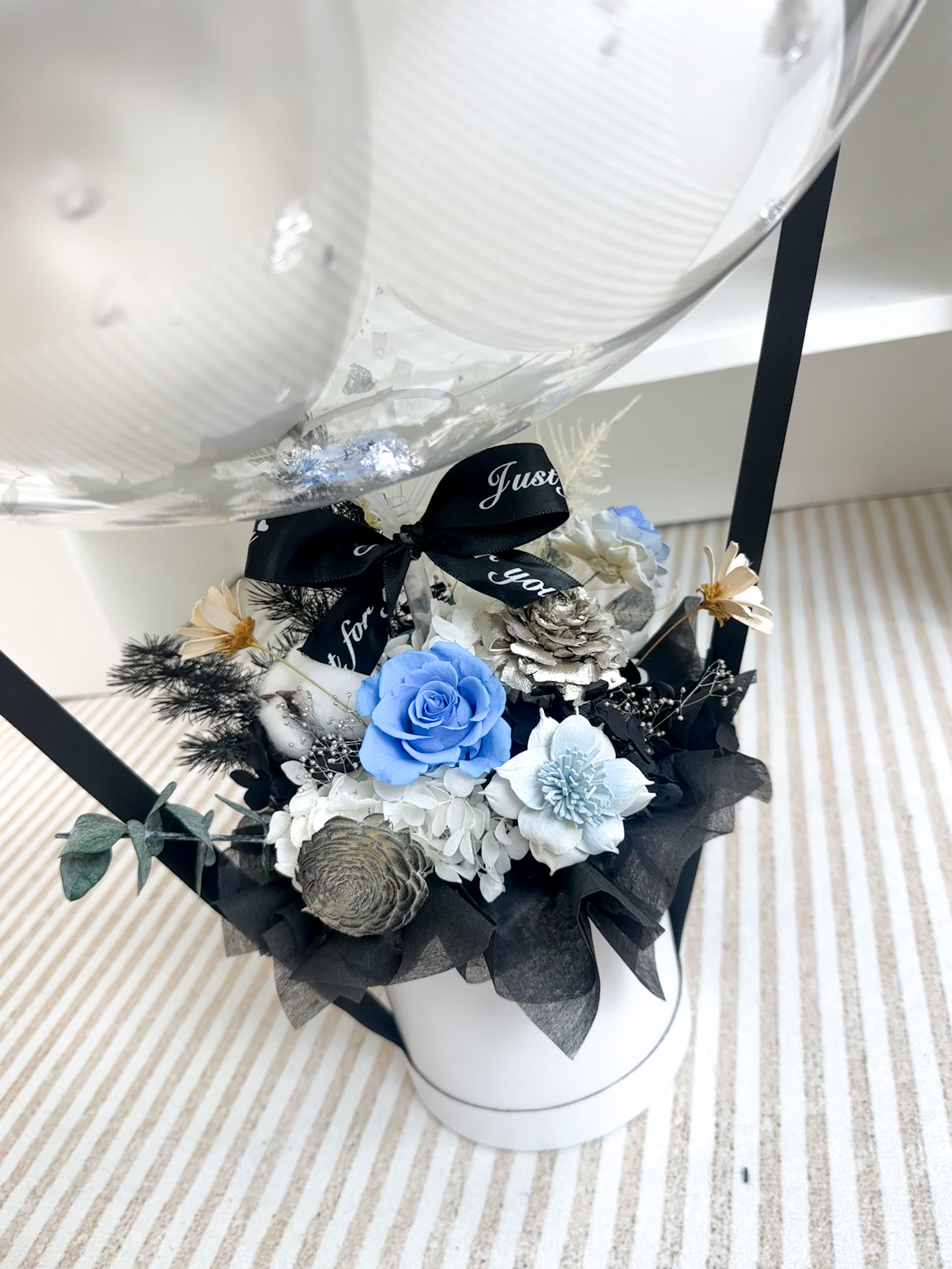 台北中山區永生花推薦 DAIZI 代紫花藝：黑藍色系精品抱抱桶細節特寫，奢華深藍色永生玫瑰開幕祝賀，台北捷運民權西路站、中山國小站周邊精品花店。