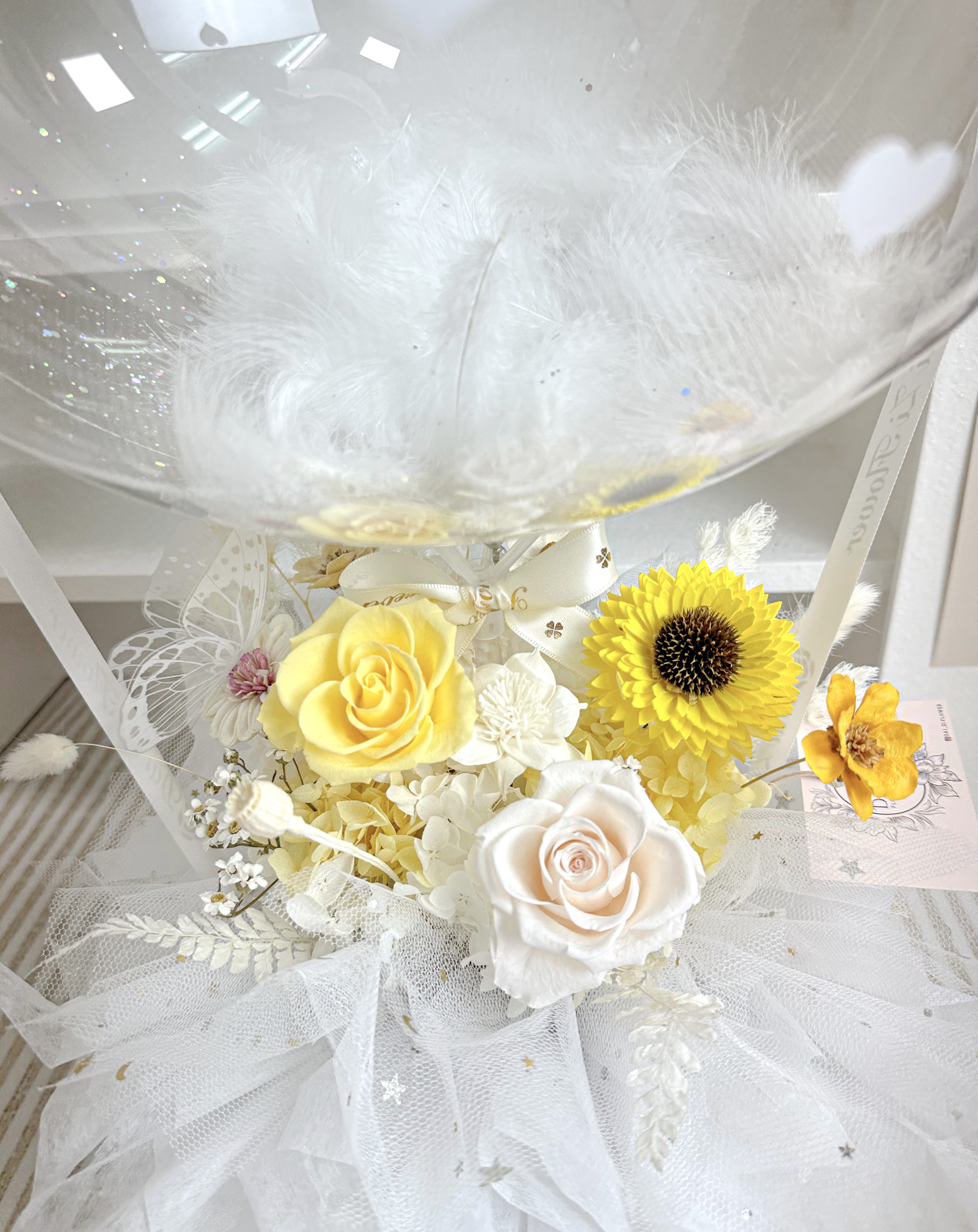 台北中山區永生花推薦 DAIZI 代紫花藝：黃色系精品抱抱桶細節特寫，職人客製化黃色玫瑰永生花設計，台北捷運民權西路、中山國小站精品花店。