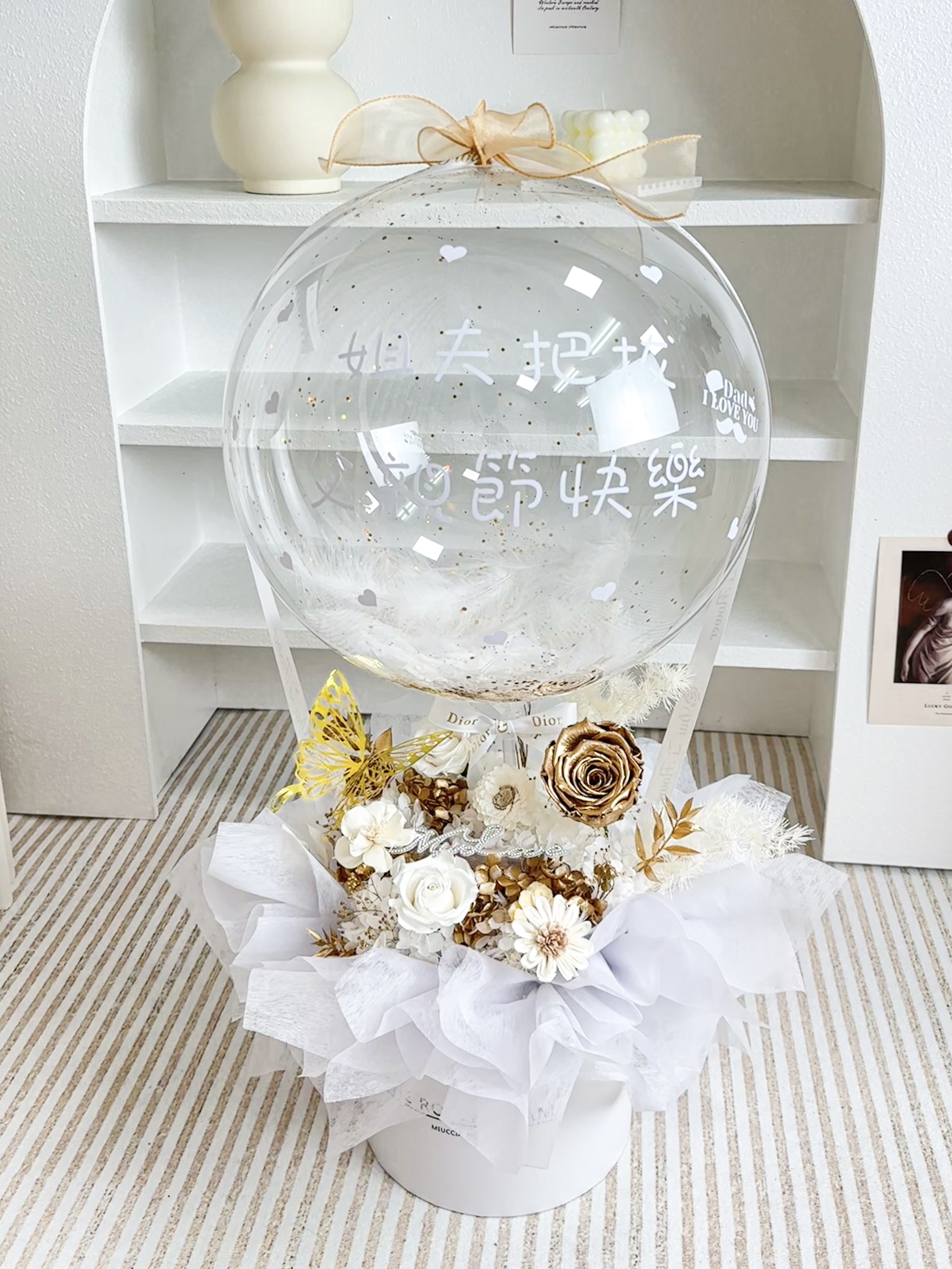 台北永生花推薦 DAIZI 代紫花藝：金色奢華精品抱抱桶細節，金箔玫瑰與抽錢功能設計，台北捷運民權西路、中山國小站精品花店。