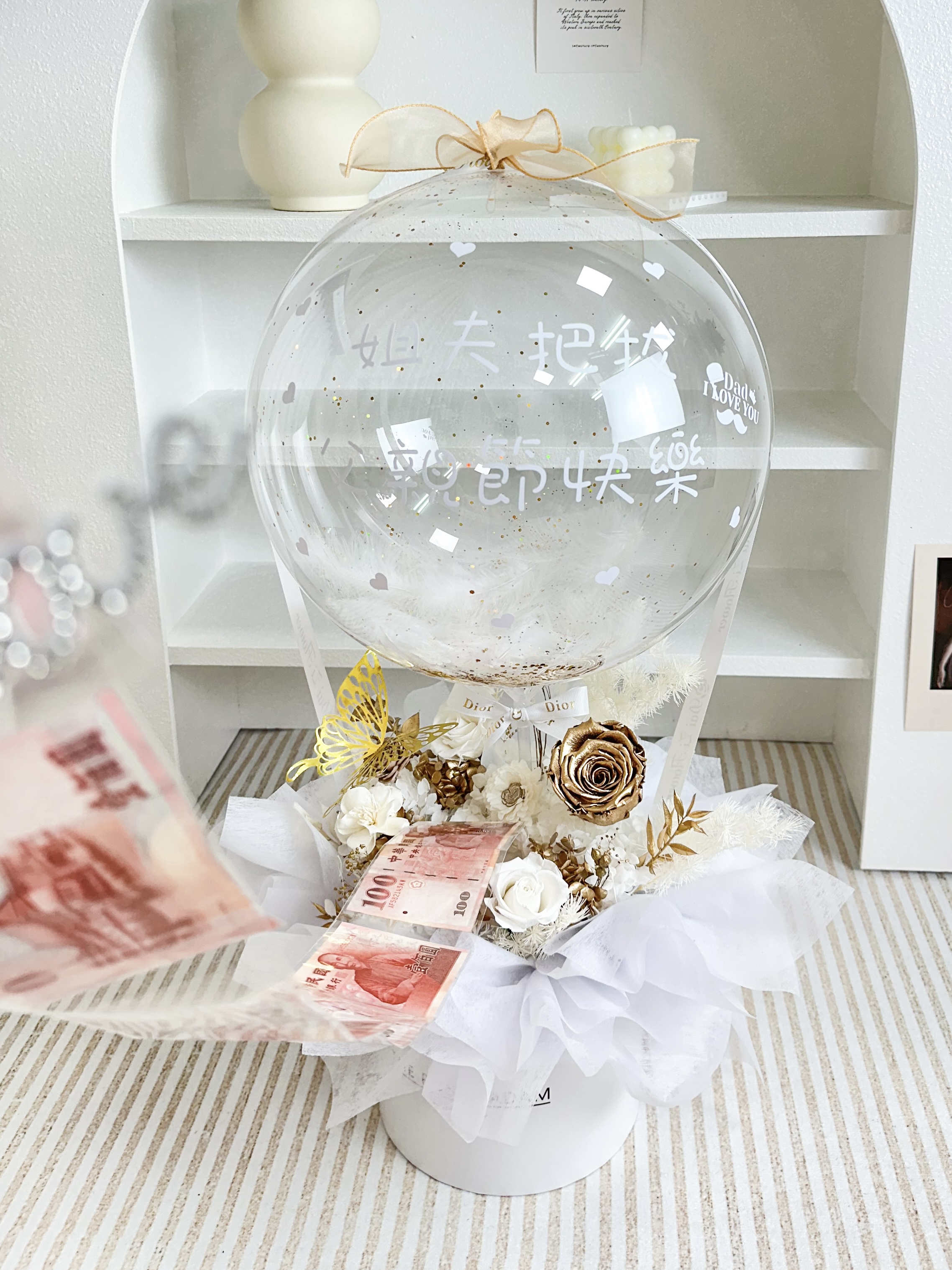 台北花店推薦 DAIZI 代紫花藝：金白色精品永生花抽錢抱抱桶，驚喜抽錢功能客製化慶生禮物，台北中山區、捷運民權西路站精品送花。