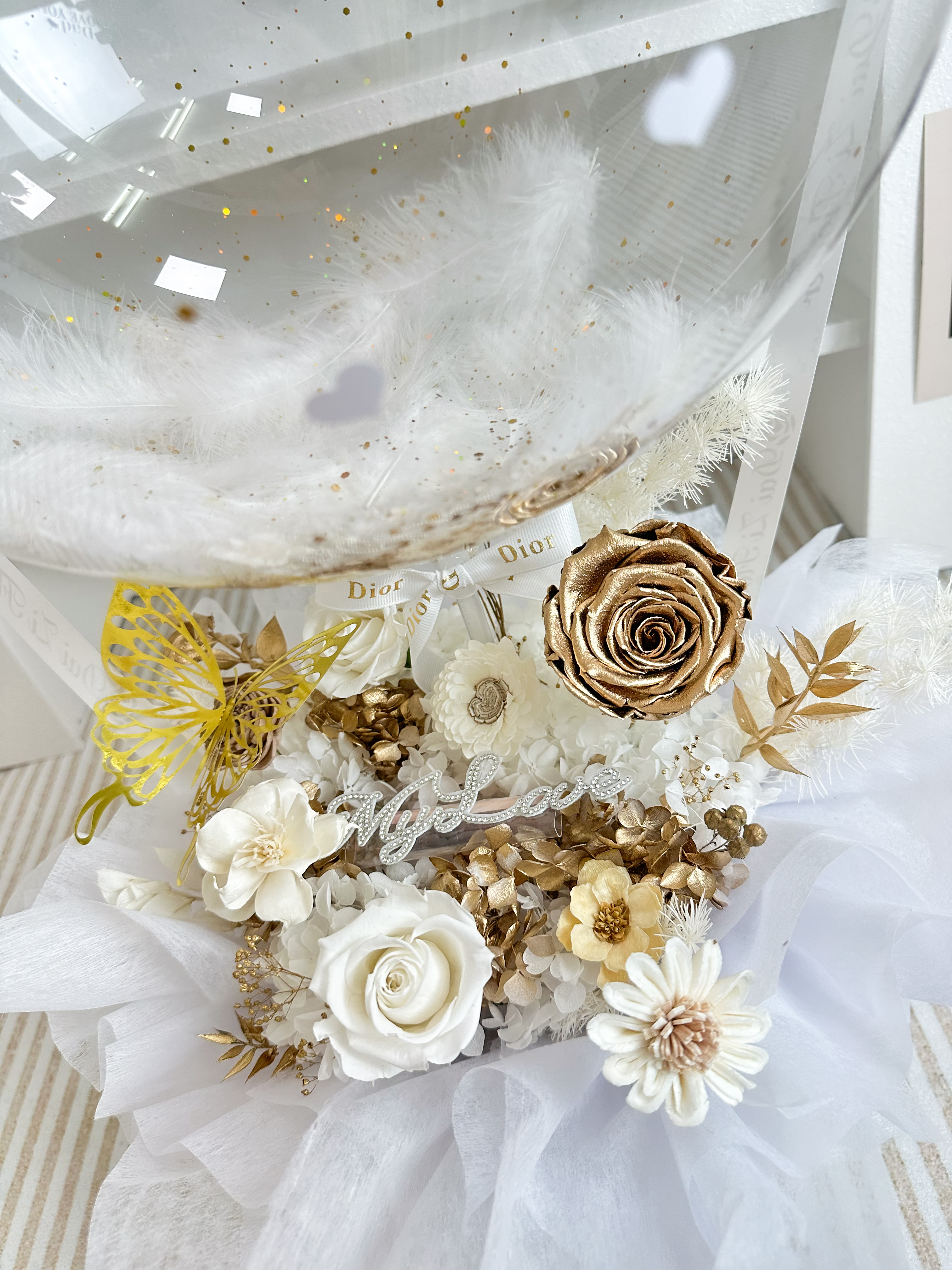 台北花店推薦 DAIZI 代紫花藝：金白色精品永生花抽錢抱抱桶，驚喜抽錢花禮客製化慶生送禮，台北中山區精品送花服務。