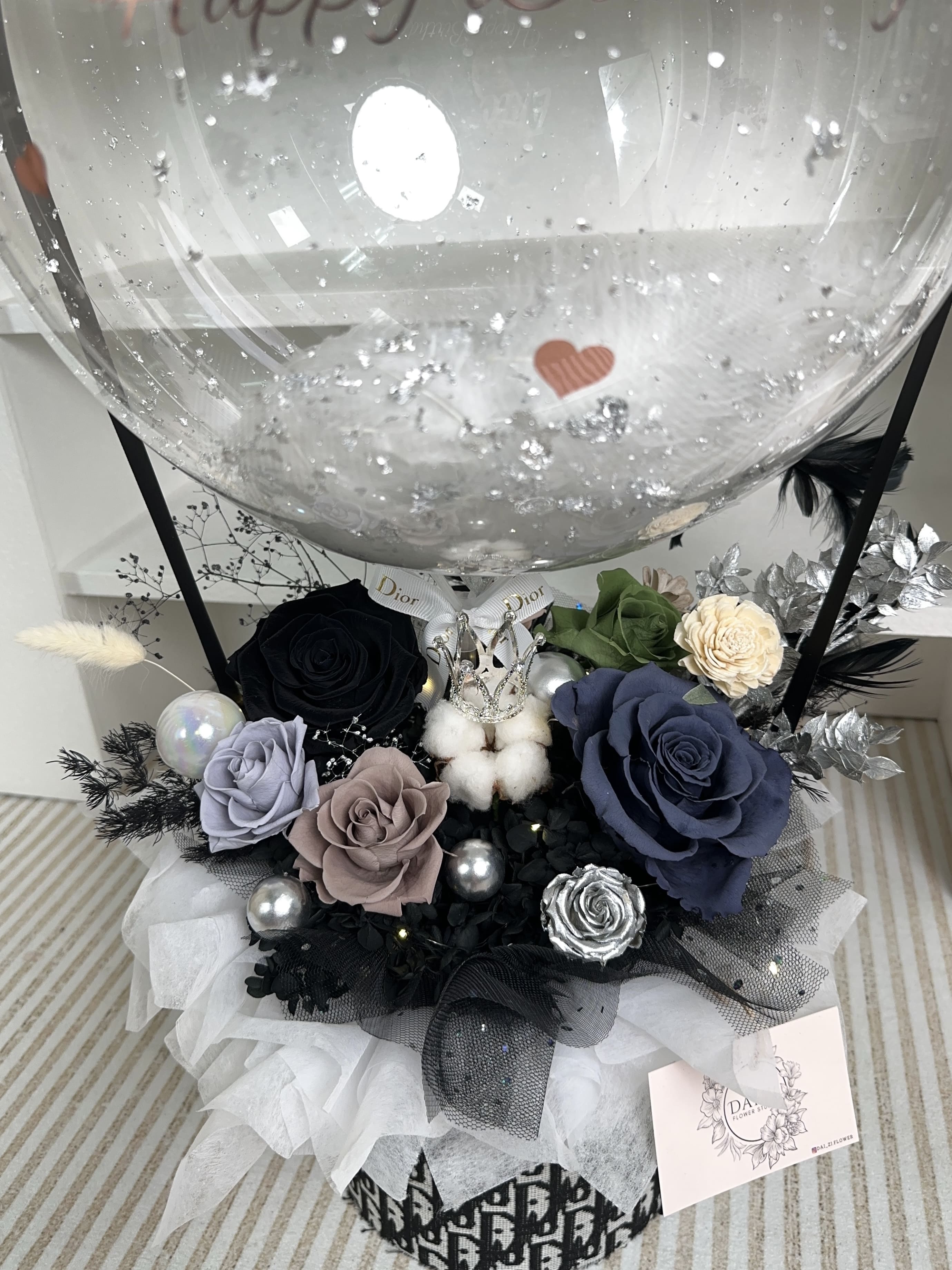 台北中山區永生花推薦 DAIZI 代紫花藝：質感莫蘭迪藍色與灰紫色玫瑰設計，精品皇冠配件客製化花禮，台北捷運民權西路、中山國小站周邊精品花店。