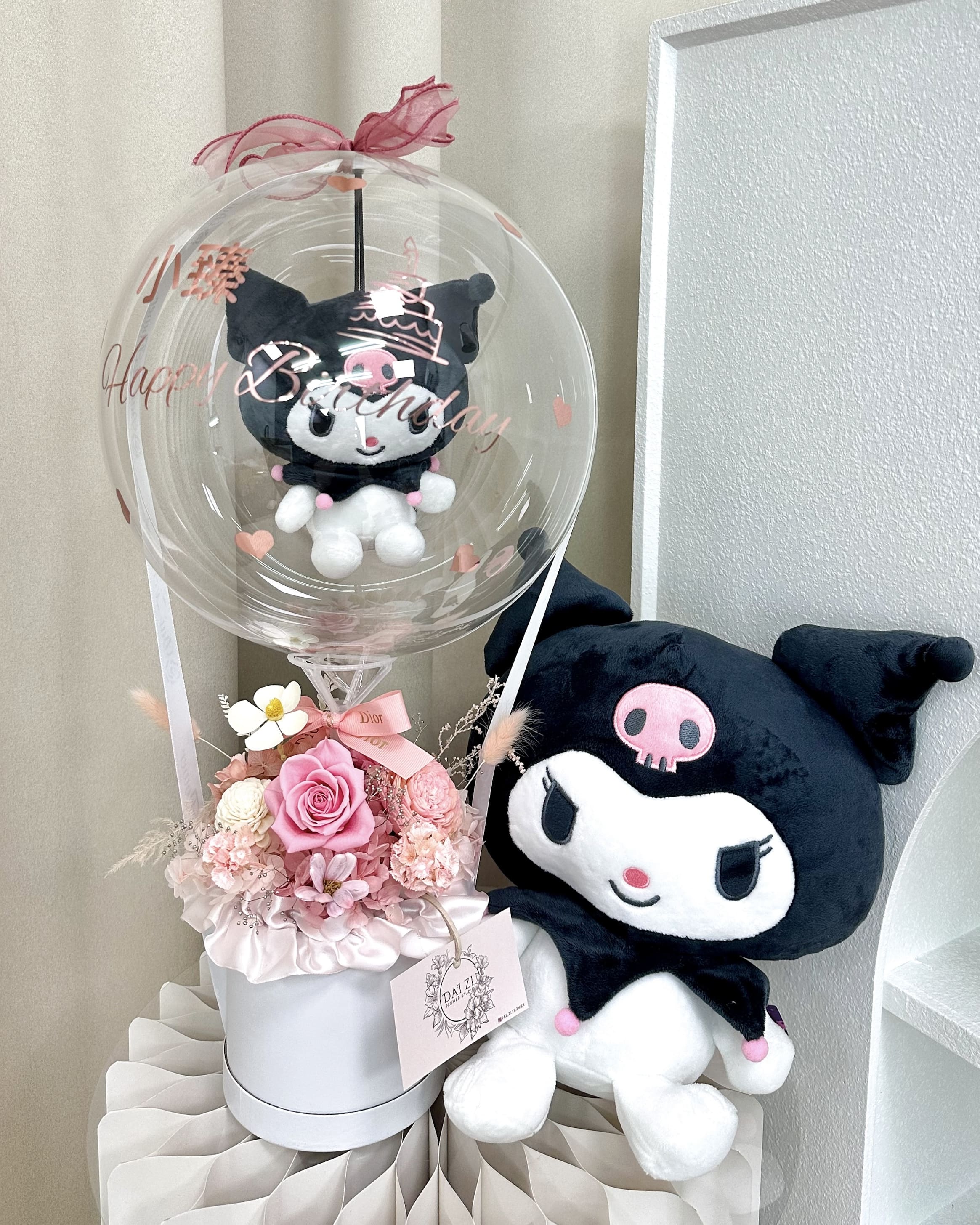 台北中山區花店推薦 DAIZI 代紫花藝：酷洛米 Kuromi 永生花迷你抱抱桶。波波球內置客製化酷洛米玩偶與精品粉色系永生玫瑰，台北捷運民權西路站慶生禮物首選。