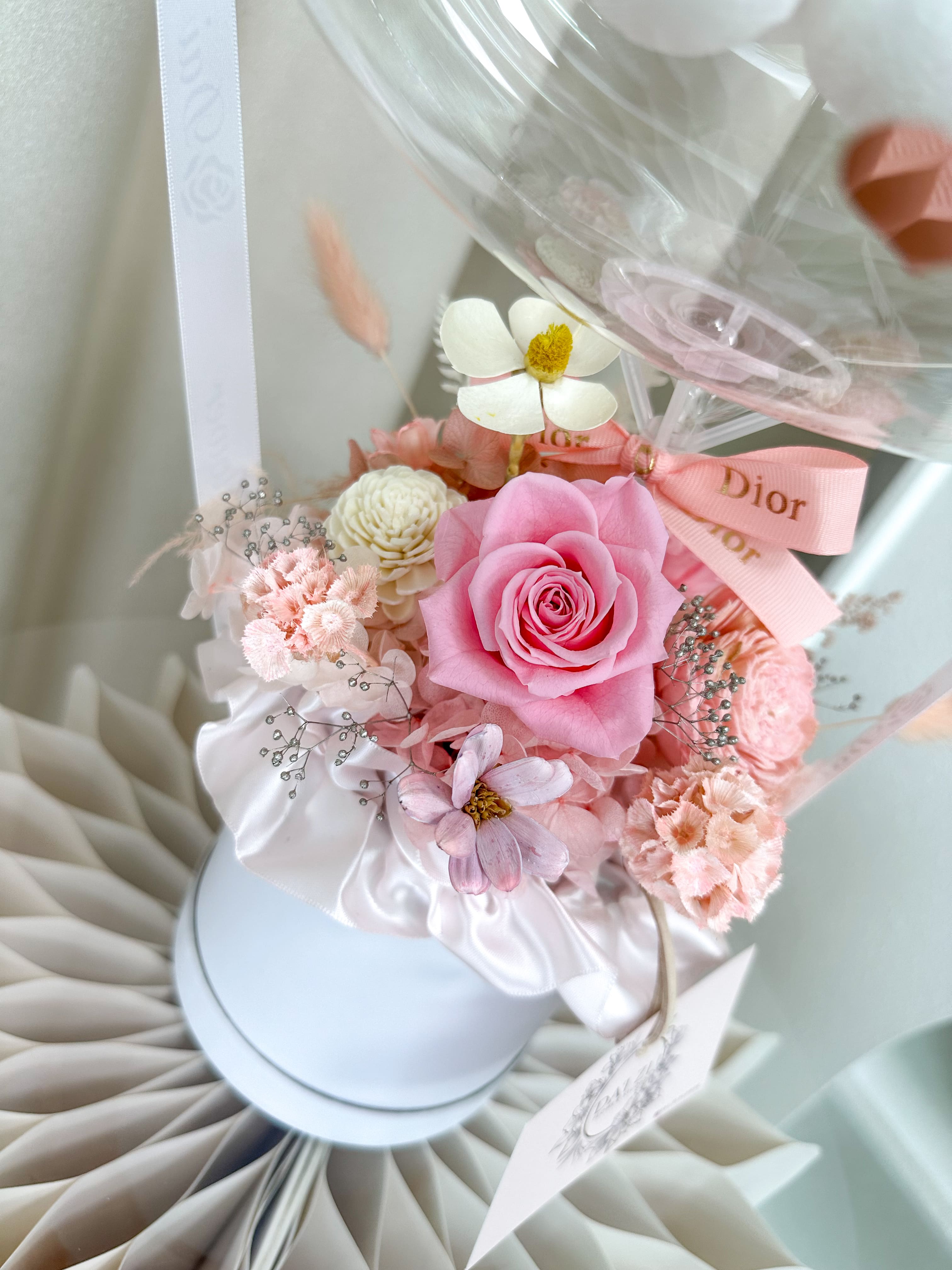 台北高品質花藝設計：DAIZI 代紫花藝迷你抱抱桶粉色永生花特寫。近距離展示精品永生玫瑰質感，台北中山區花店提供專業職人手作與酷洛米主題花禮客製服務。
