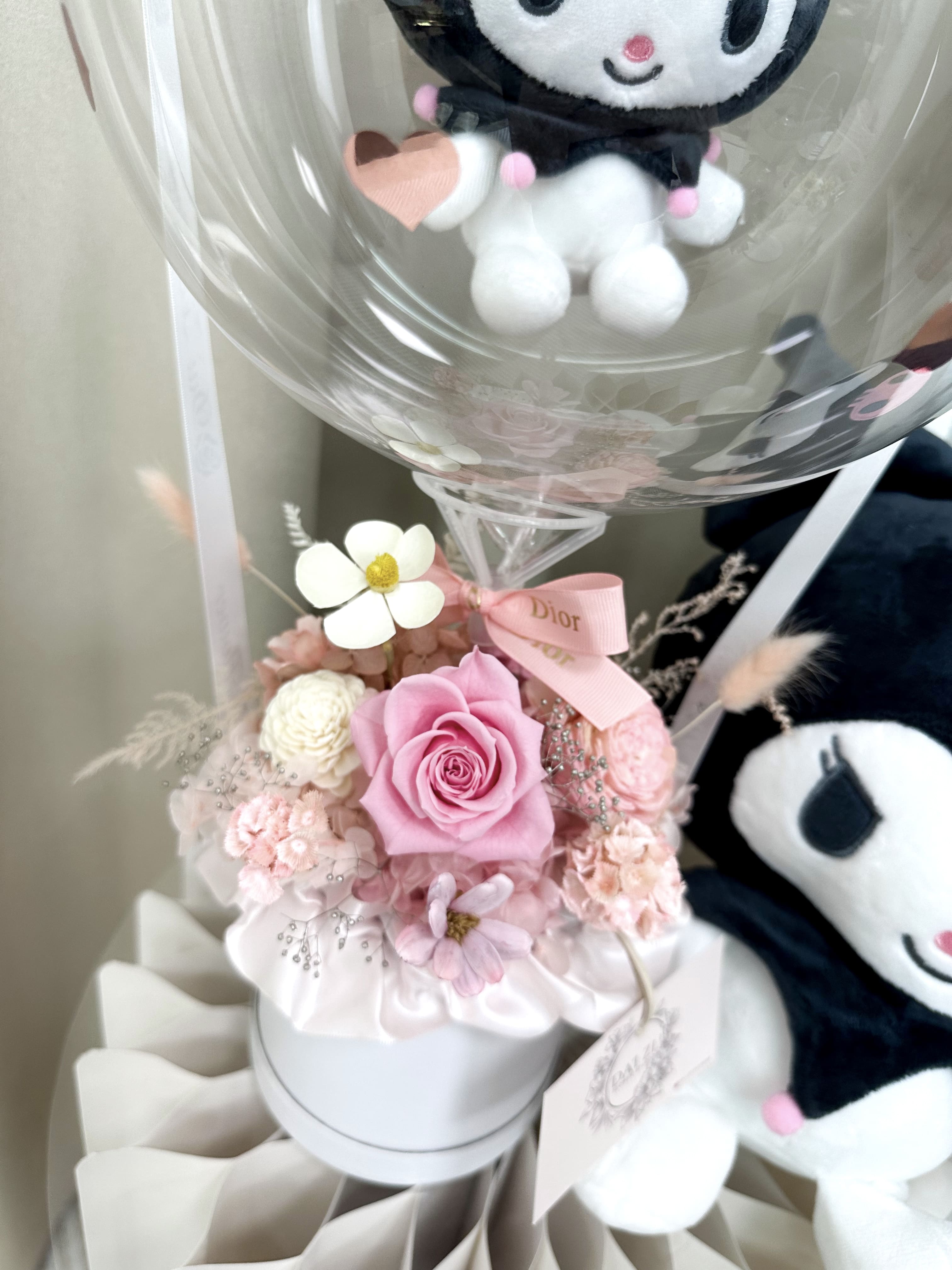 台北永生花推薦：DAIZI 代紫花藝精品粉色系永生花細節。層次豐富的永生玫瑰與繡球花設計，台北客製化精品花禮適合作為生日驚喜或慶生花束。