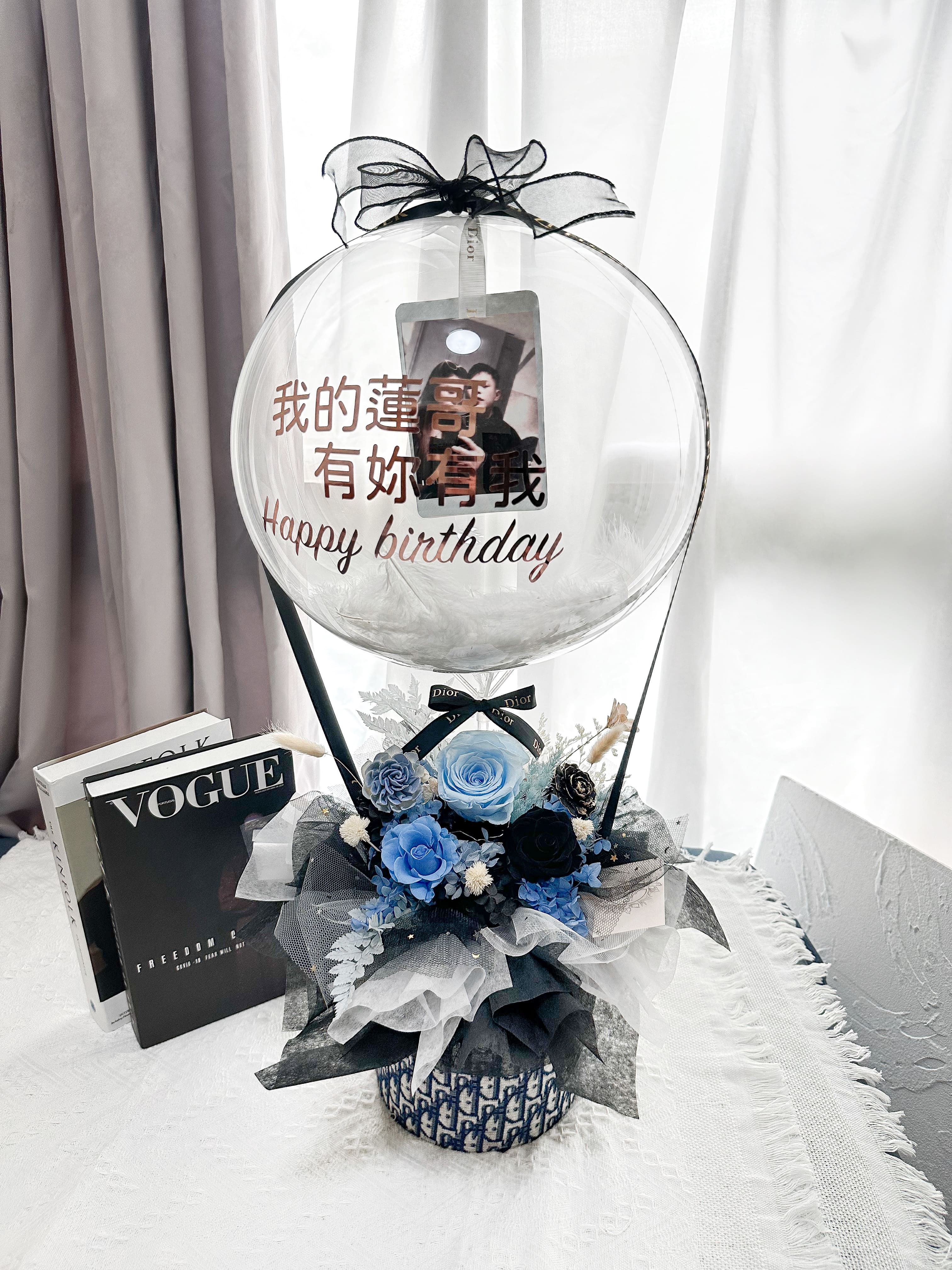 台北花店推薦 DAIZI 代紫花藝藍黑色永生花抱抱桶，高品質藍色玫瑰與黑色玫瑰客製化設計，台北中山區精品送花服務。
