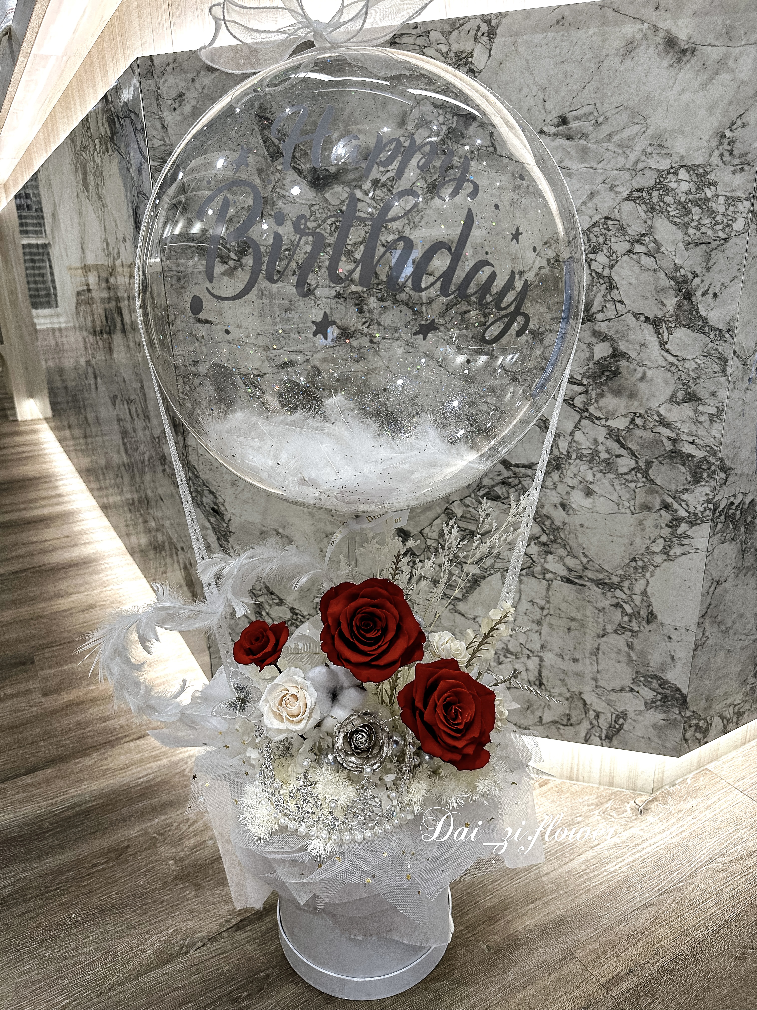 台北中山區花店 DAIZI 代紫花藝：紅白配色精品永生花抱抱桶推薦。客製化 Happy Birthday 波波球氣球與永生紅玫瑰設計，台北捷運民權西路站、中山國小站精品送花服務。