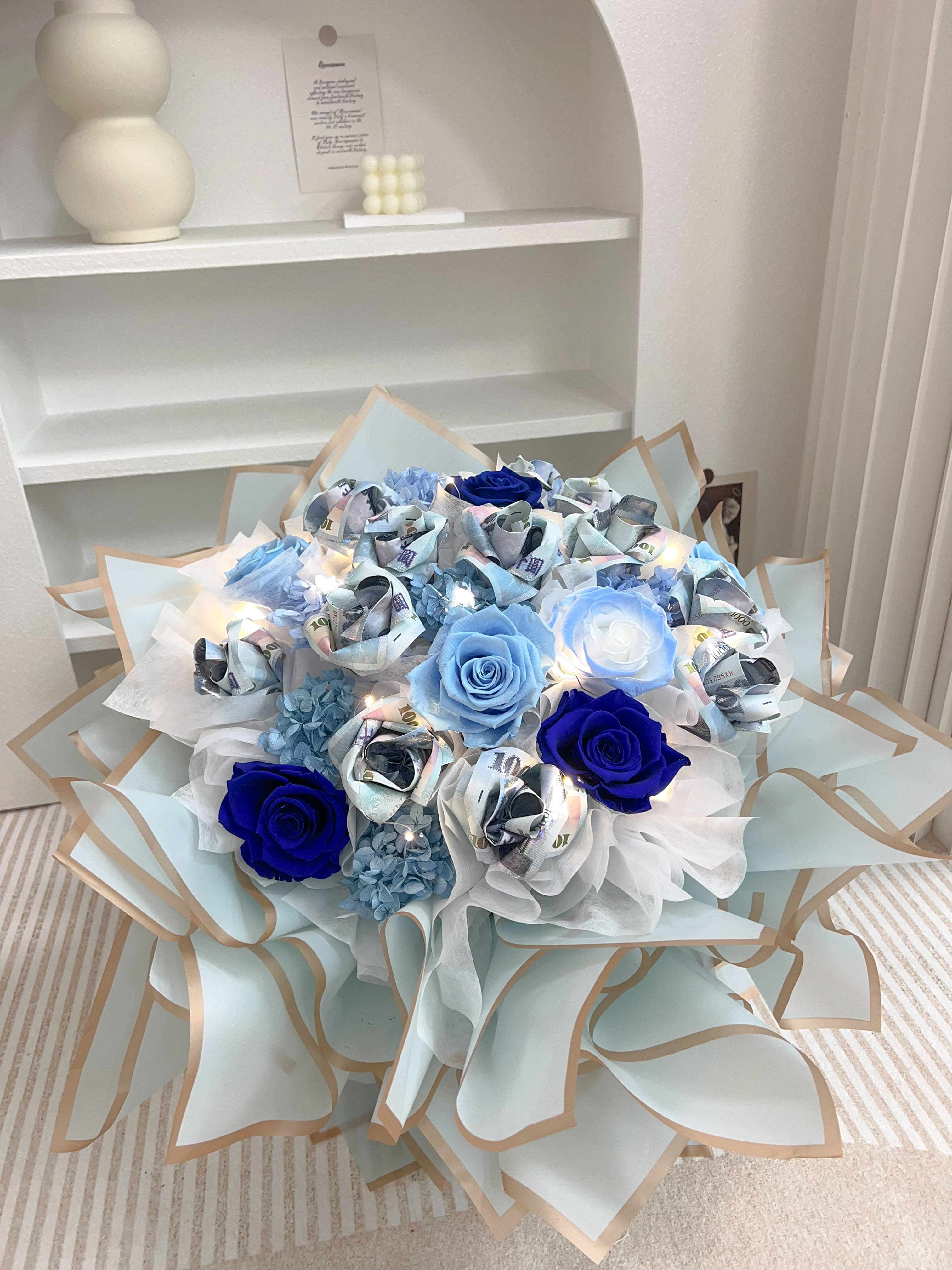 台北高品質有錢花推薦:代紫花藝精品藍色系鈔票永生花束,20朵漸層藍玫瑰客製化慶生驚喜,中山區捷運民權西路站專業送花服務。
