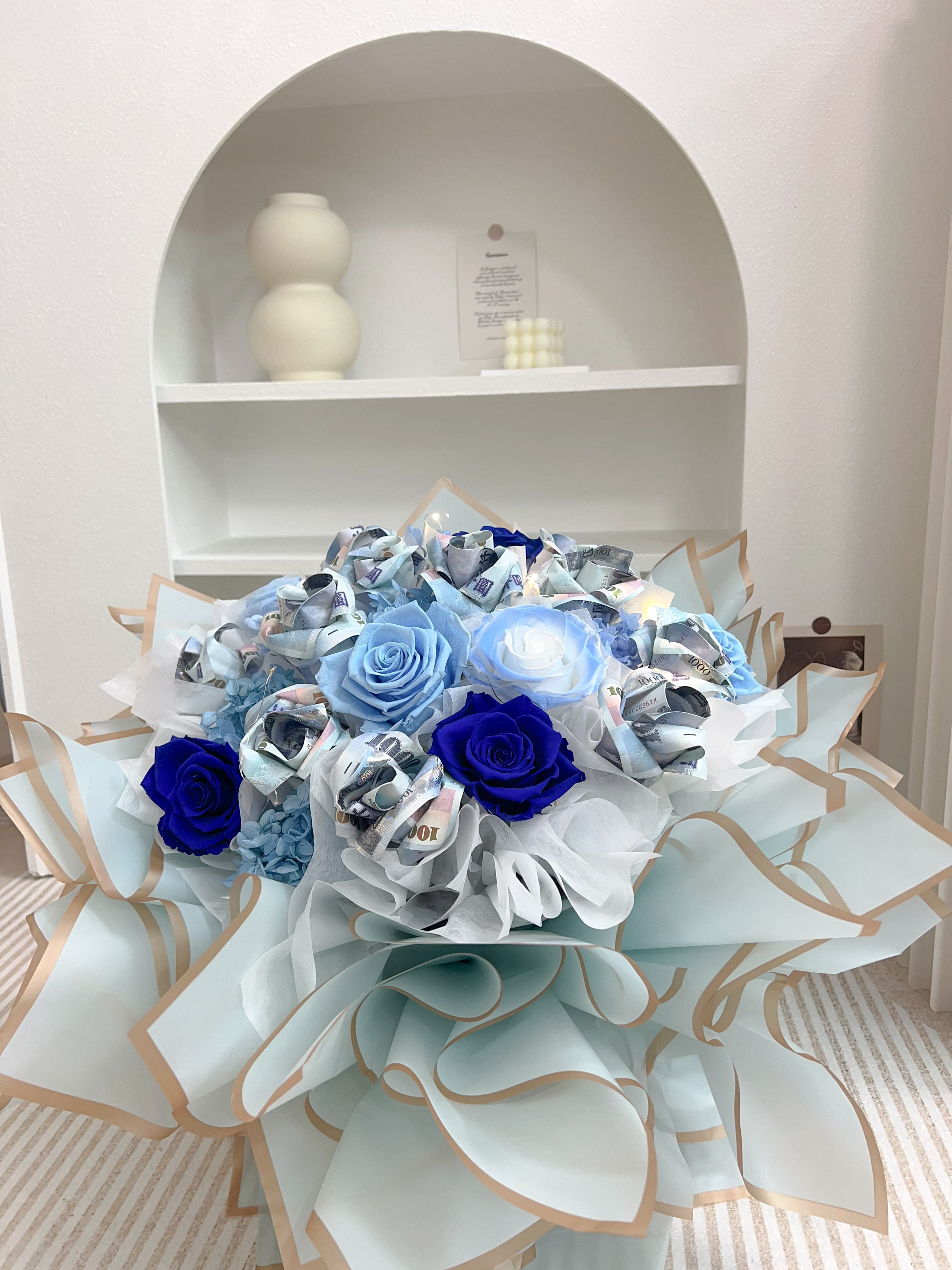 DAIZI代紫花藝藍色系精品鈔票花與永生花,總計20朵高品質玫瑰客製化情人節禮物推薦,台北中山區捷運中山國小站高品質精品花藝。