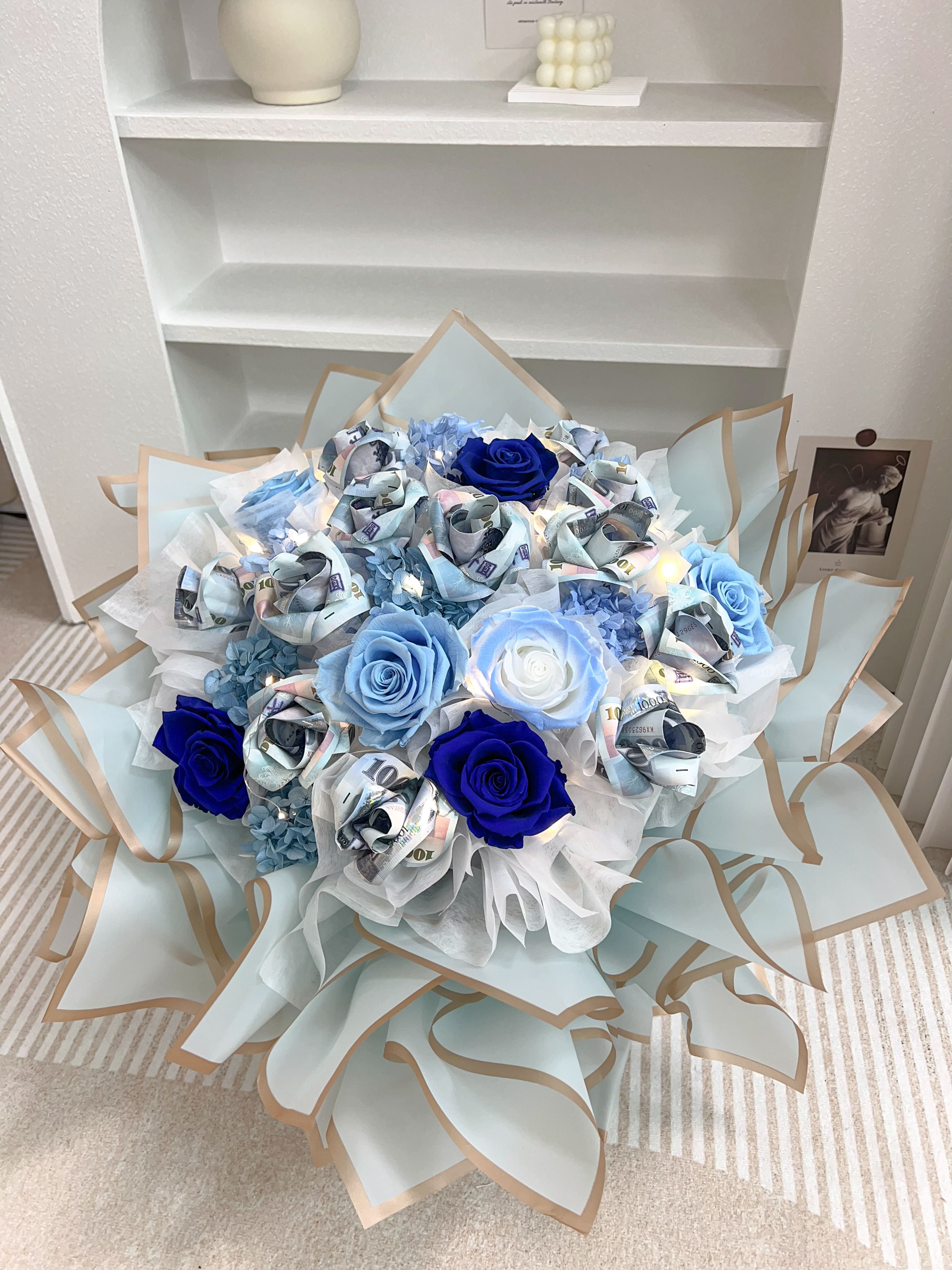 台北花店推薦 DAIZI代紫花藝藍色系精品鈔票花束，20朵高品質永生花客製化生日情人節送花禮物，台北中山區高品質精品花禮。