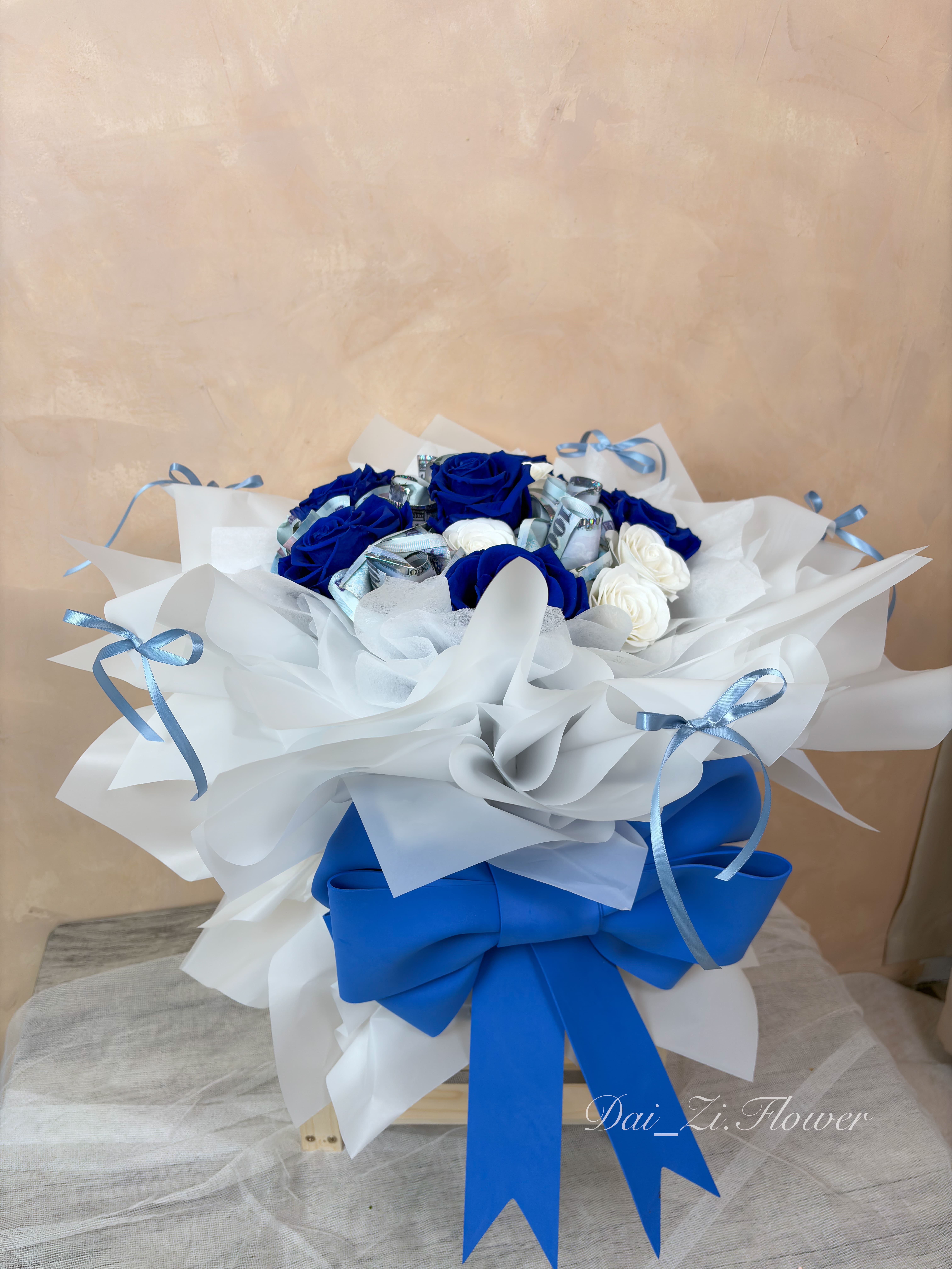 台北中山區花店推薦 DAIZI 代紫花藝：18 朵藍白色系精品永生花鈔票花束。高品質藍玫瑰與有錢花束客製化設計，台北捷運民權西路站慶生送花首選。