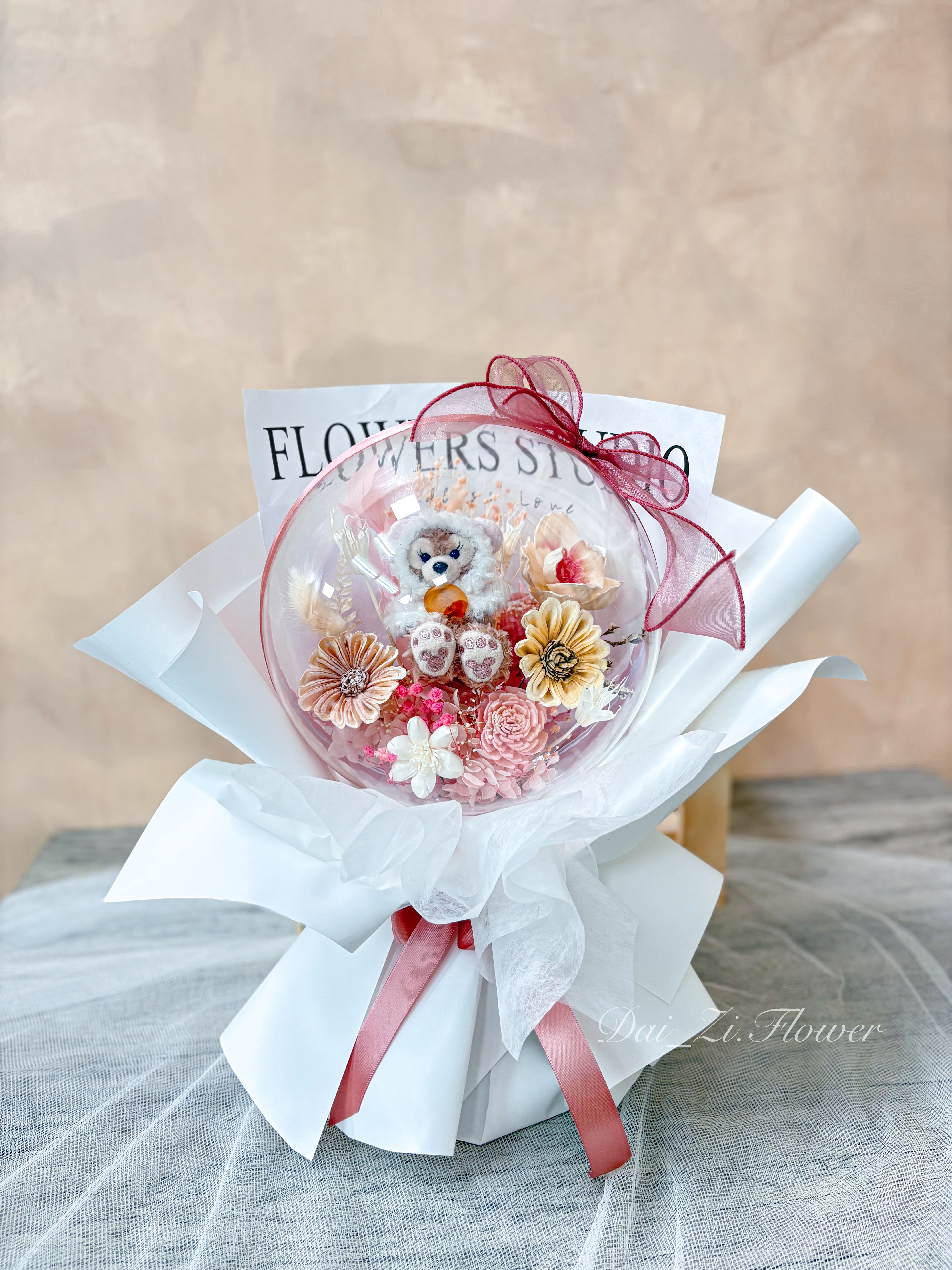 台北花店客製化精品永生花：雪莉玫波波球水晶球花束，高品質永生花推薦送禮，DAIZI 代紫花藝職人手作慶生佈置。