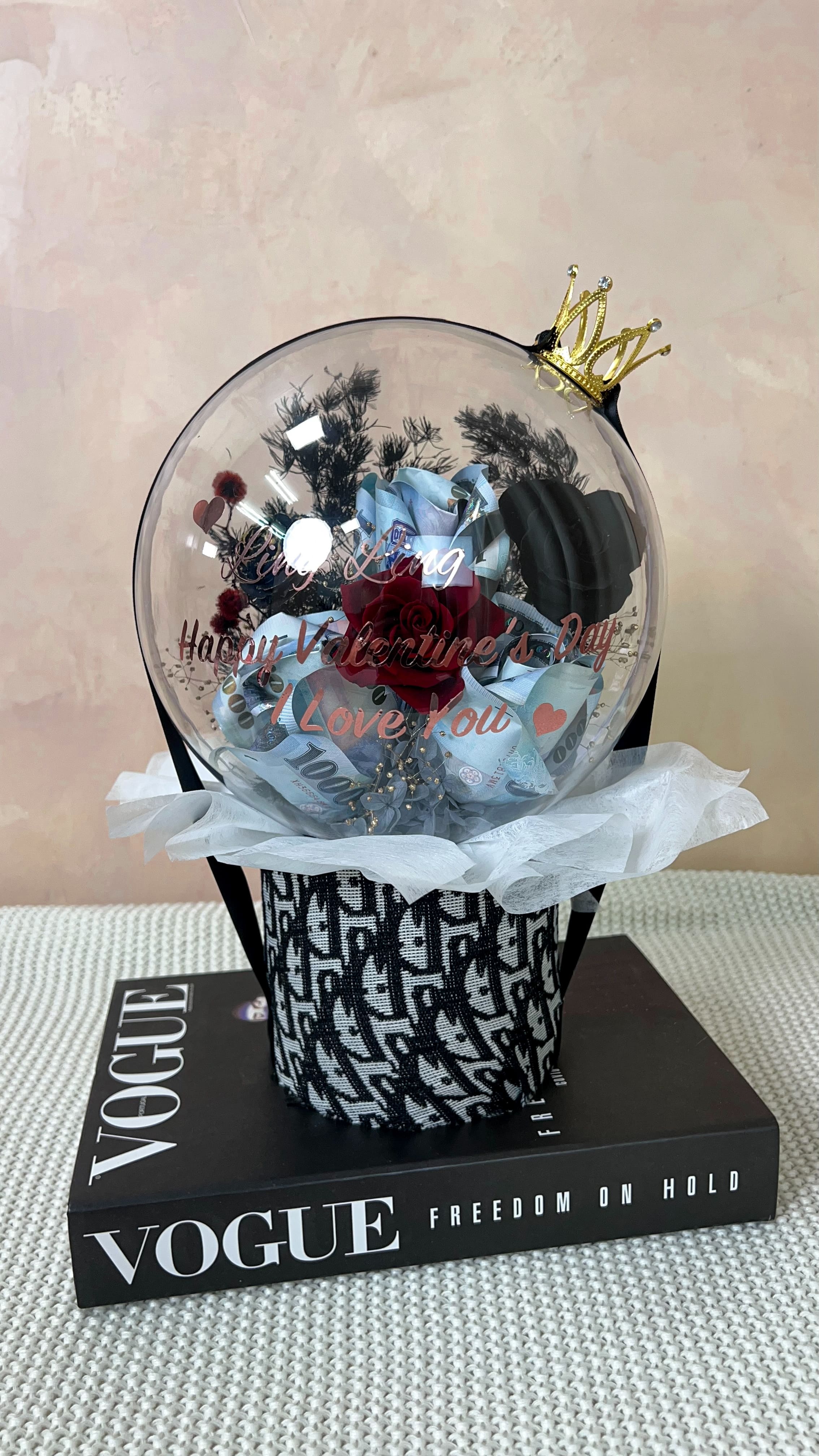 台北花店推薦 DAIZI 代紫花藝：紅黑色系精品永生花鈔票水晶球抱抱桶，高品質有錢花驚喜生日禮物客製化設計，台北中山區精品送花服務。