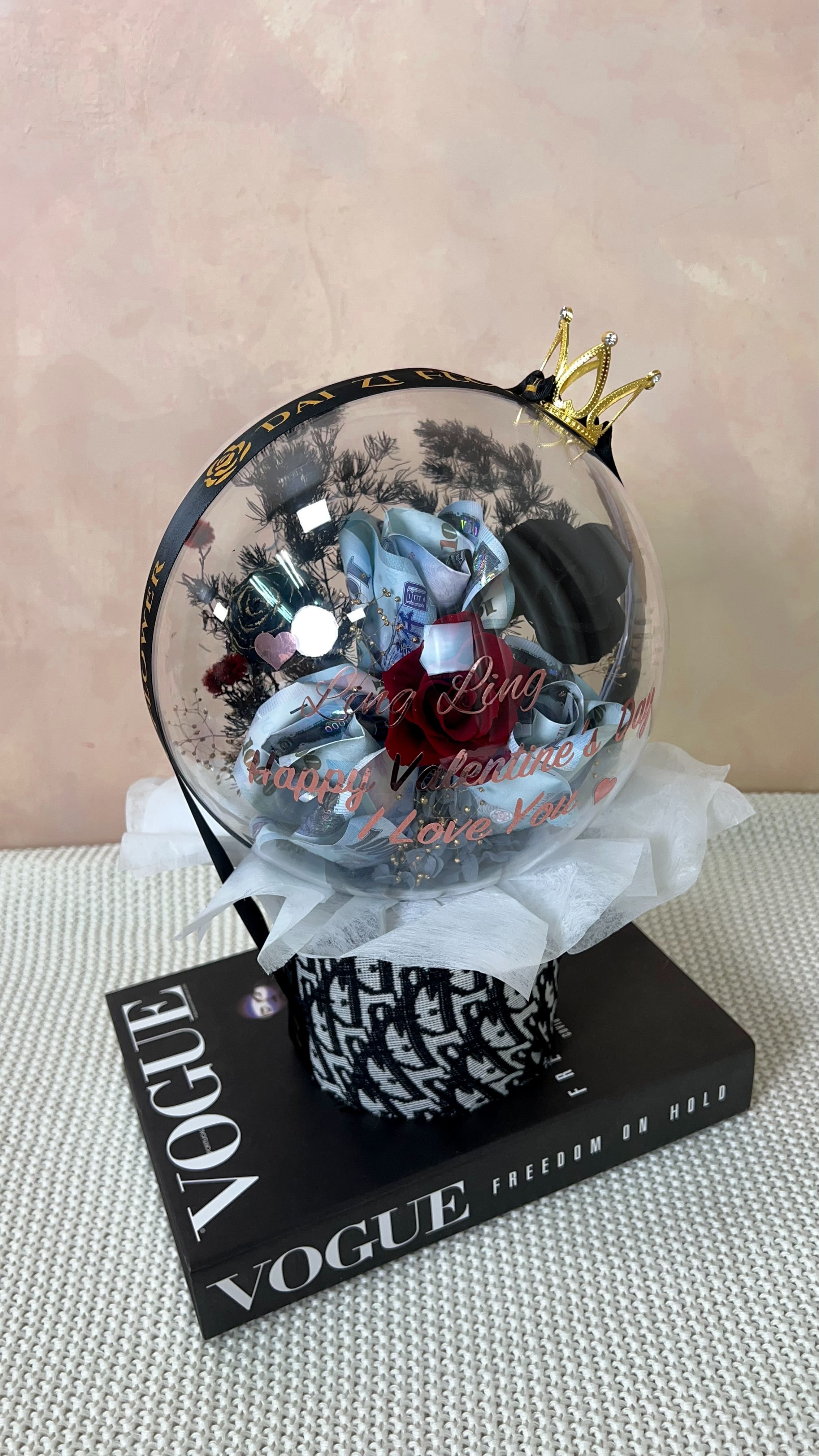 台北精品送花推薦 DAIZI 代紫花藝:紅黑色客製化永生花有錢花束細節。高品質鈔票花水晶球生日驚喜佈置,台北市專業職人手作精品永生花束。