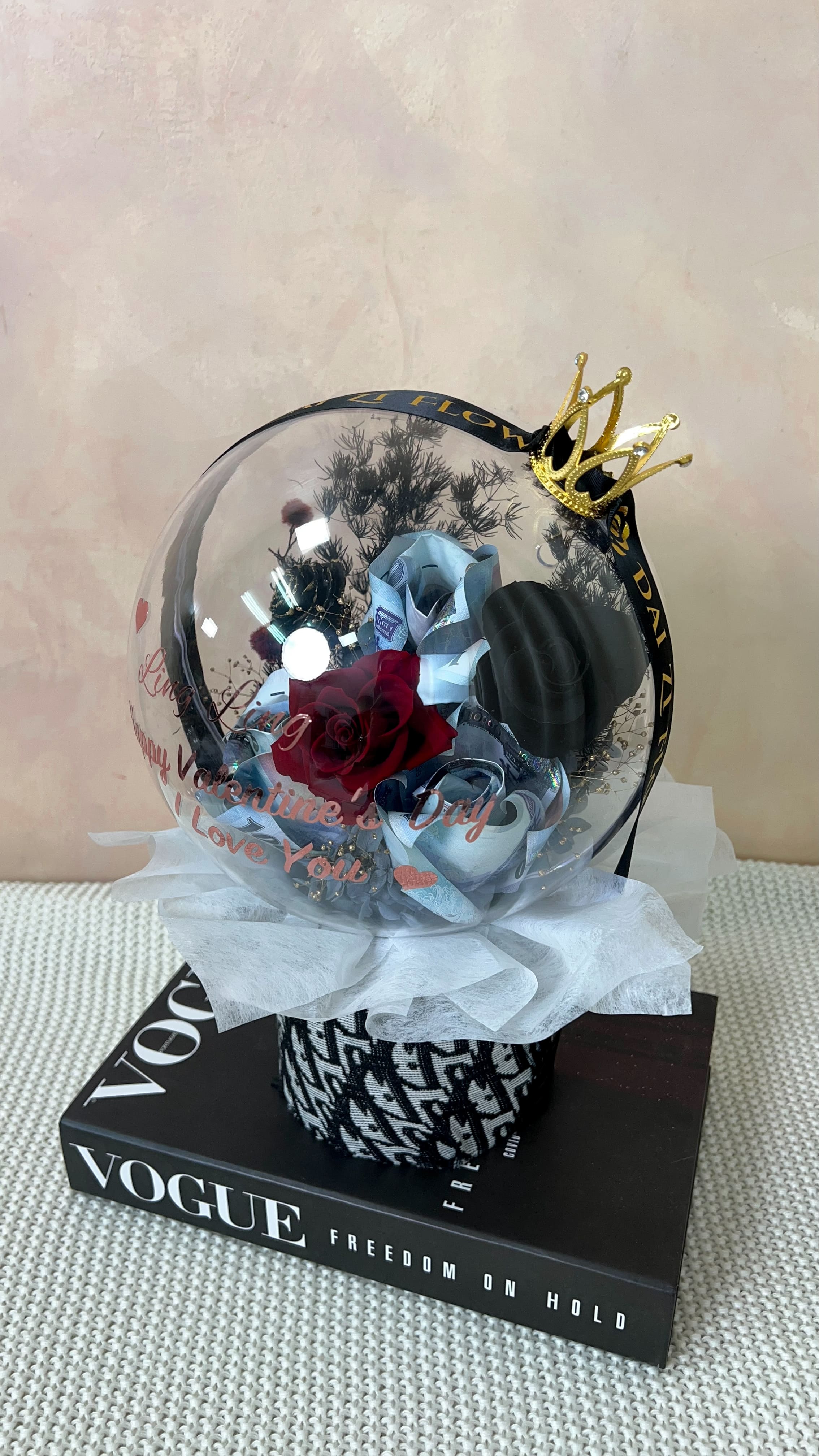 台北中山區永生花推薦 DAIZI 代紫花藝:精品紅黑色有錢花水晶球特寫。奢華皇冠與千元鈔票花束設計,台北捷運民權西路站、中山國小站高品質客製化花禮。