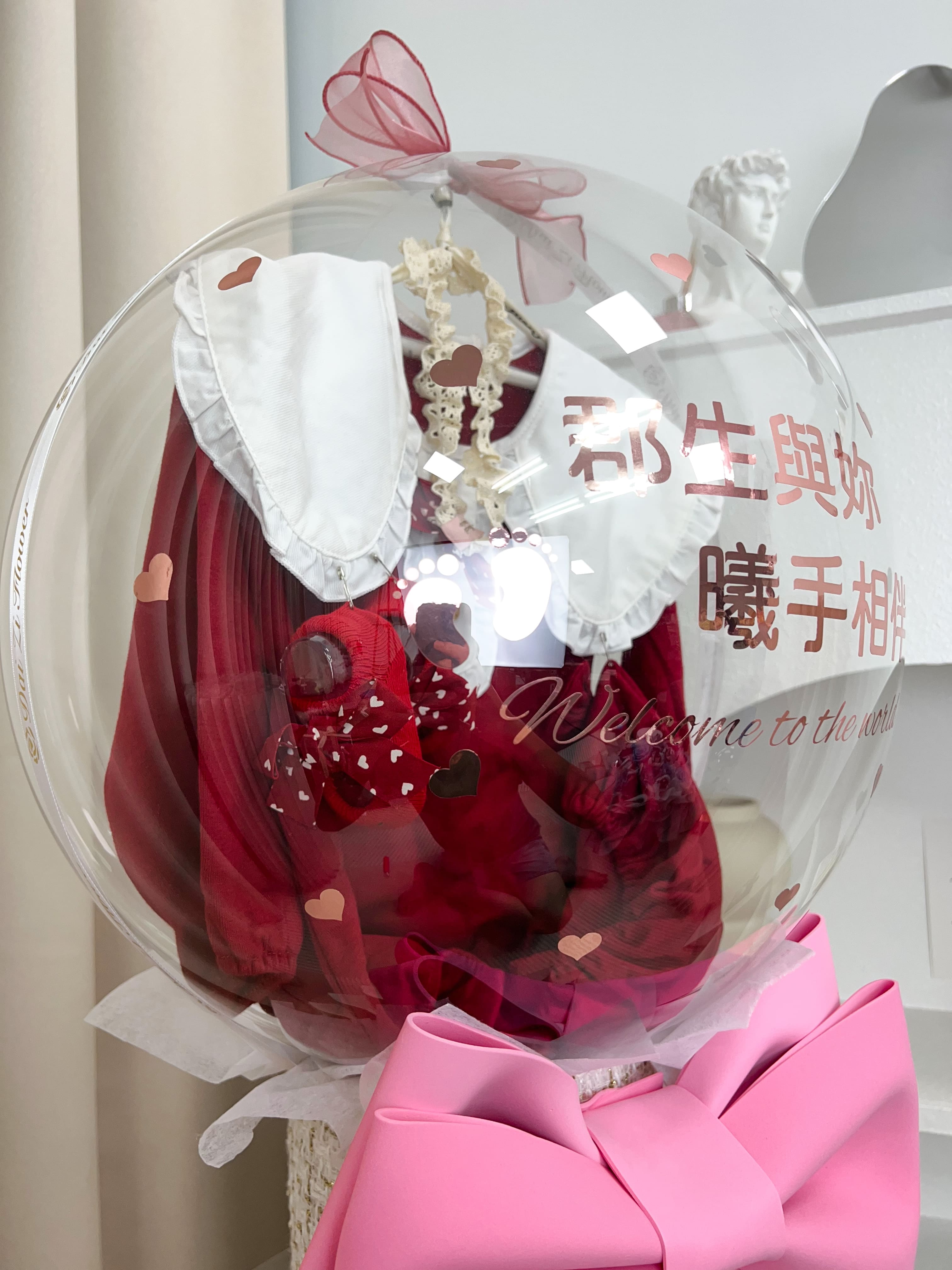 客製化波波球禮盒推薦：DAIZI 代紫花藝提供新北、台北全區配送，透明氣球內含精緻童裝與超音波照，打造獨一無二的滿月祝賀驚喜。