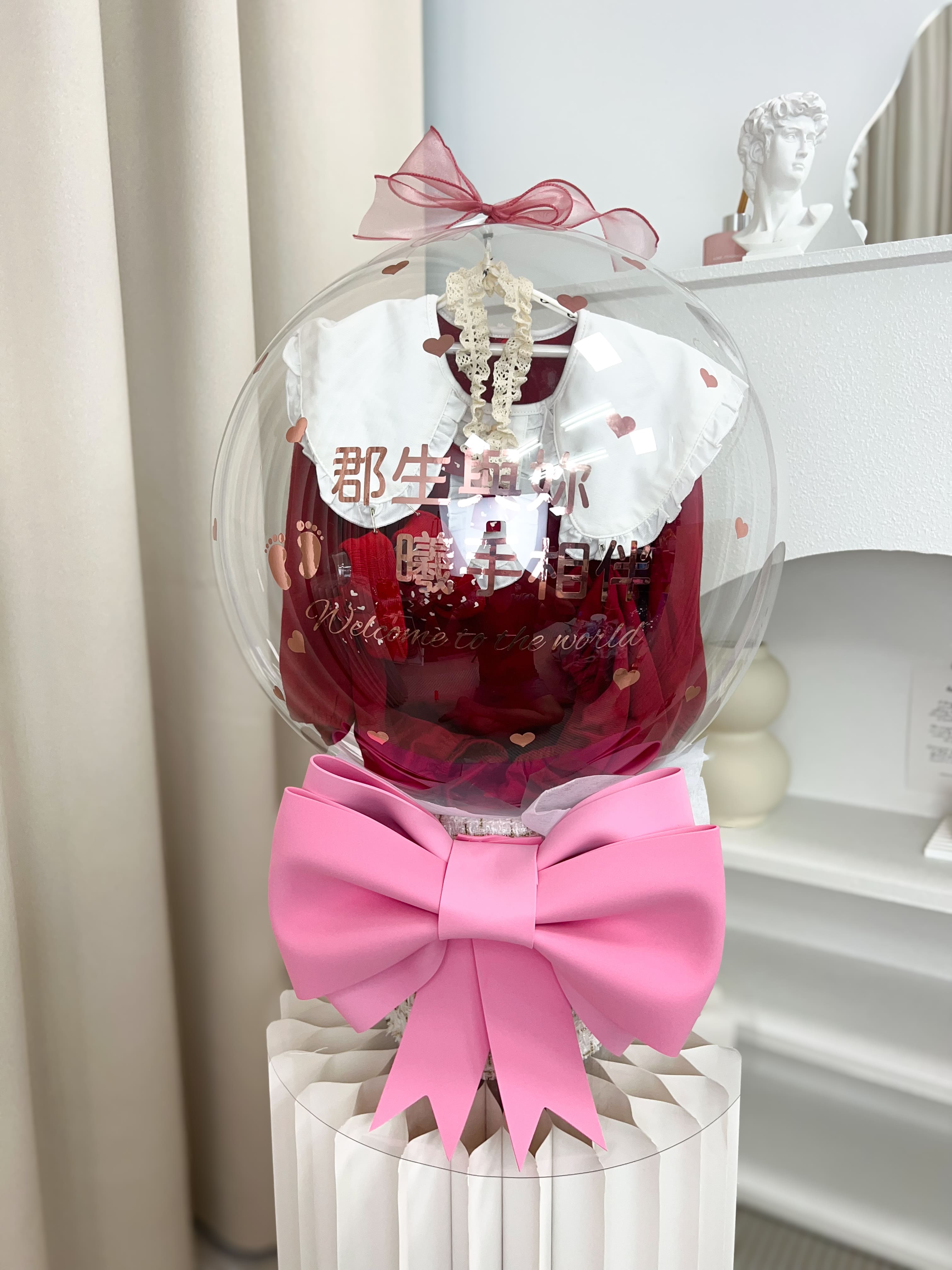 台北彌月禮物推薦：DAIZI 代紫花藝客製化精品波波球，內置紅白色嬰兒服與紀念照片，雙北專業氣球佈置專門店的高質感送禮設計。