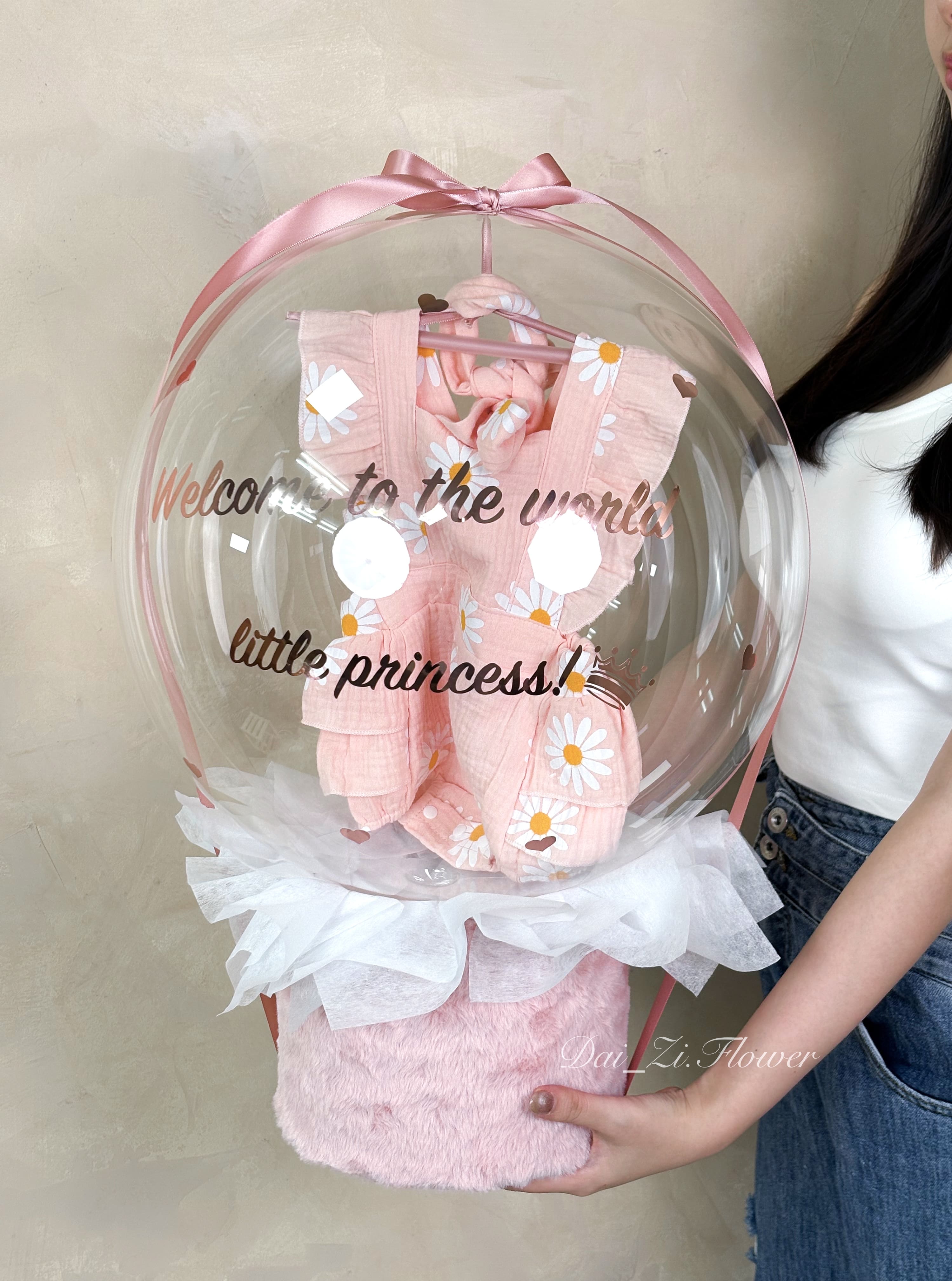 台北彌月禮物推薦：DAIZI代紫花藝客製化「Welcome to the world little princess」女孩寶寶衣服波波球，精品氣球佈置服務覆蓋新北雙北地區。