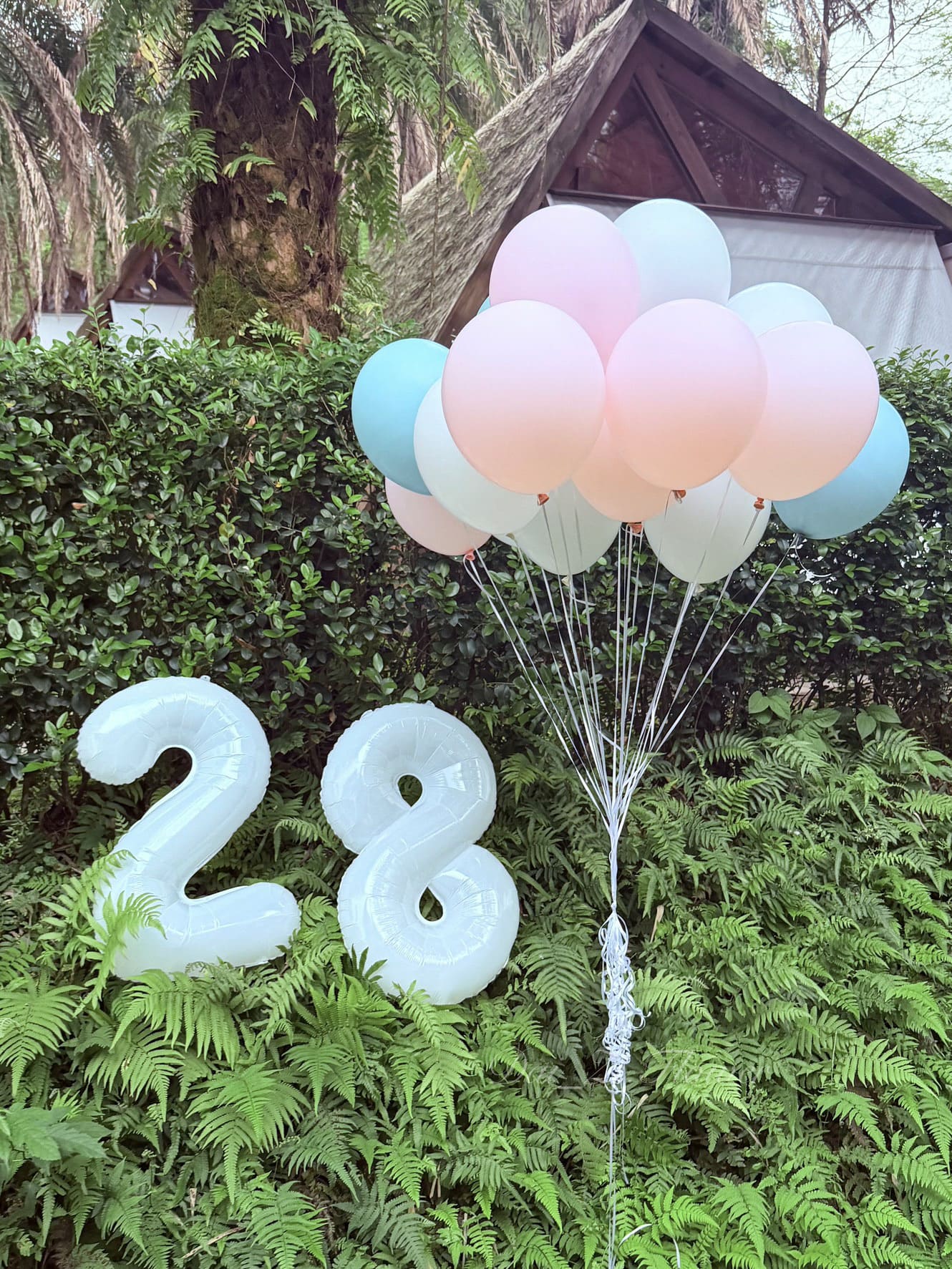 台北客製化生日佈置推薦-28歲專屬粉藍白質感氣球套餐與派對空間設計-DAIZI代紫花藝