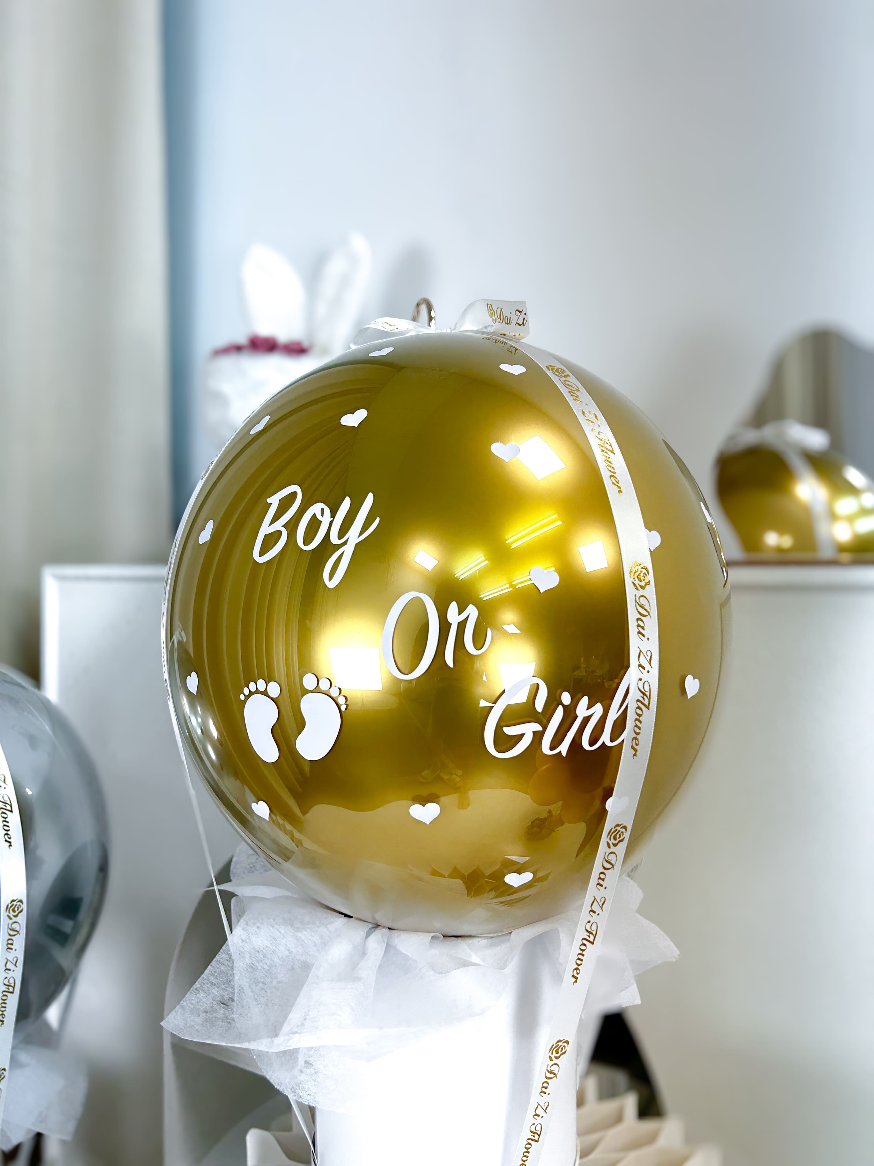 精品級金色Boy or Girl性別揭曉氣球特寫,客製化戳破顯示性別顏色設計,台北派對氣球佈置代紫花藝
