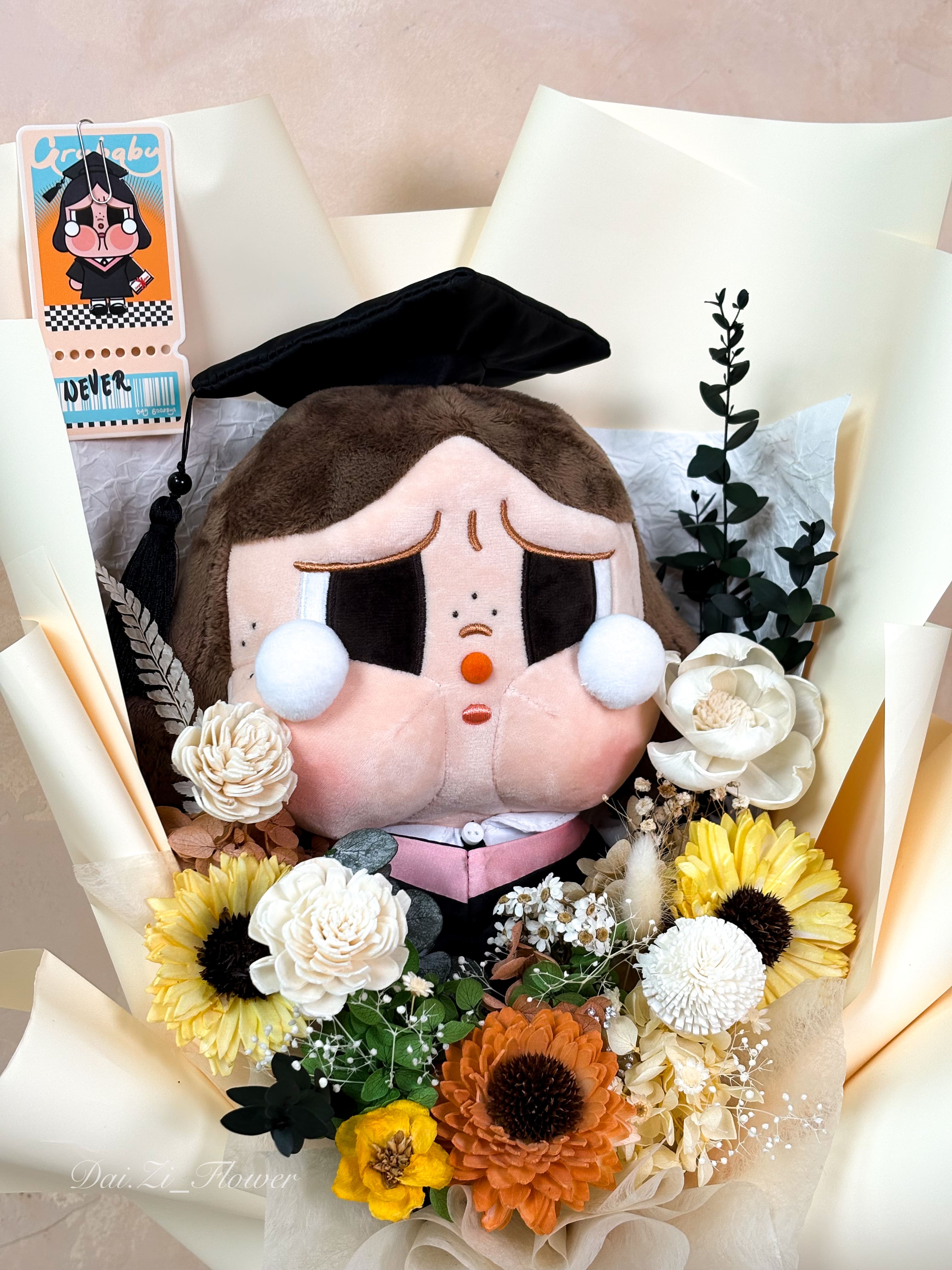 台北客製化卡通玩偶仿真花束,學士帽哭娃主題畢業典禮拍照首選,質感送禮推薦代紫花藝