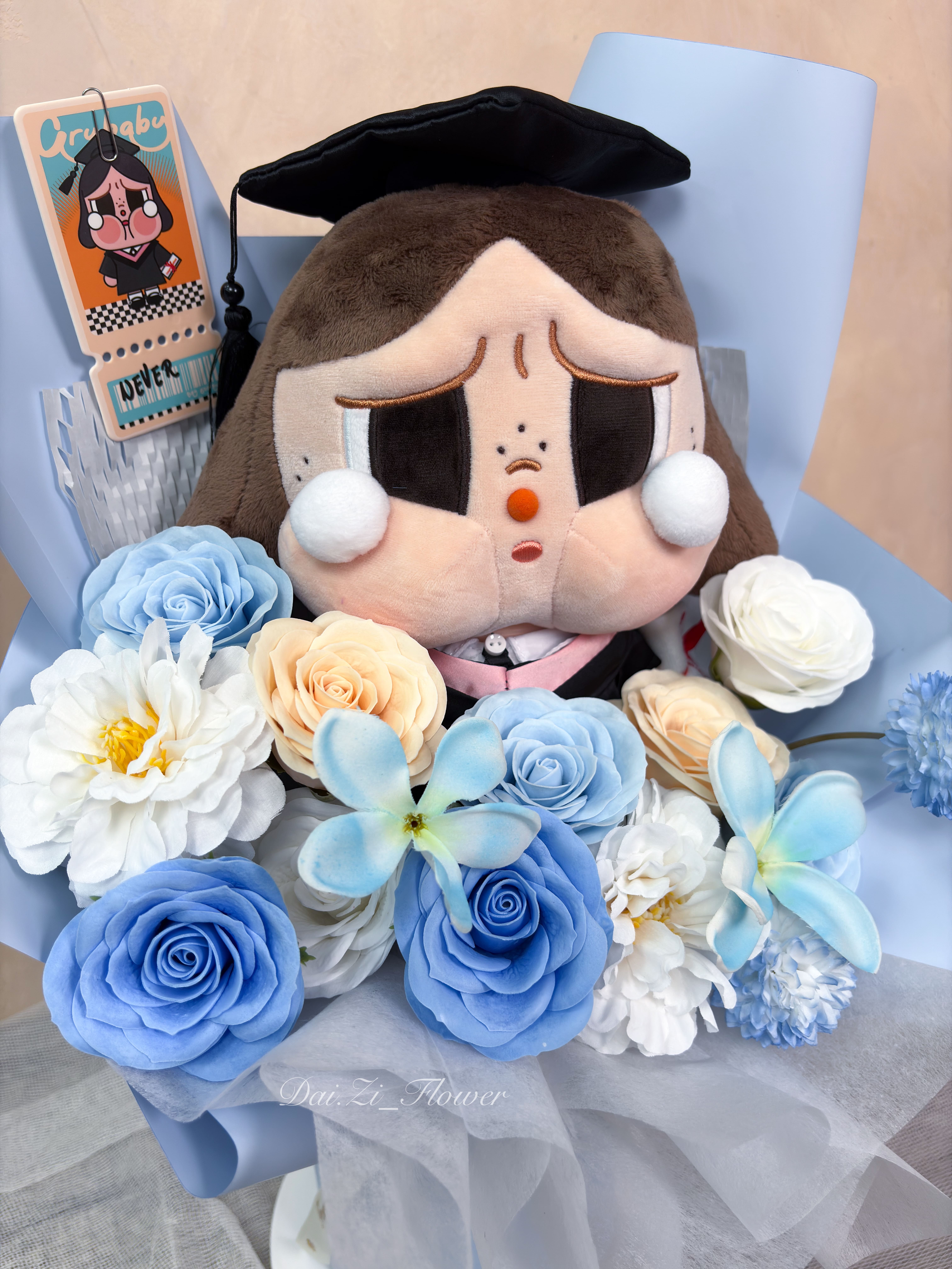 台北高質感畢業典禮拍照花束,哭娃主題搭配藍色仿真甦醒玫瑰花藝,專屬客製化設計代紫花藝