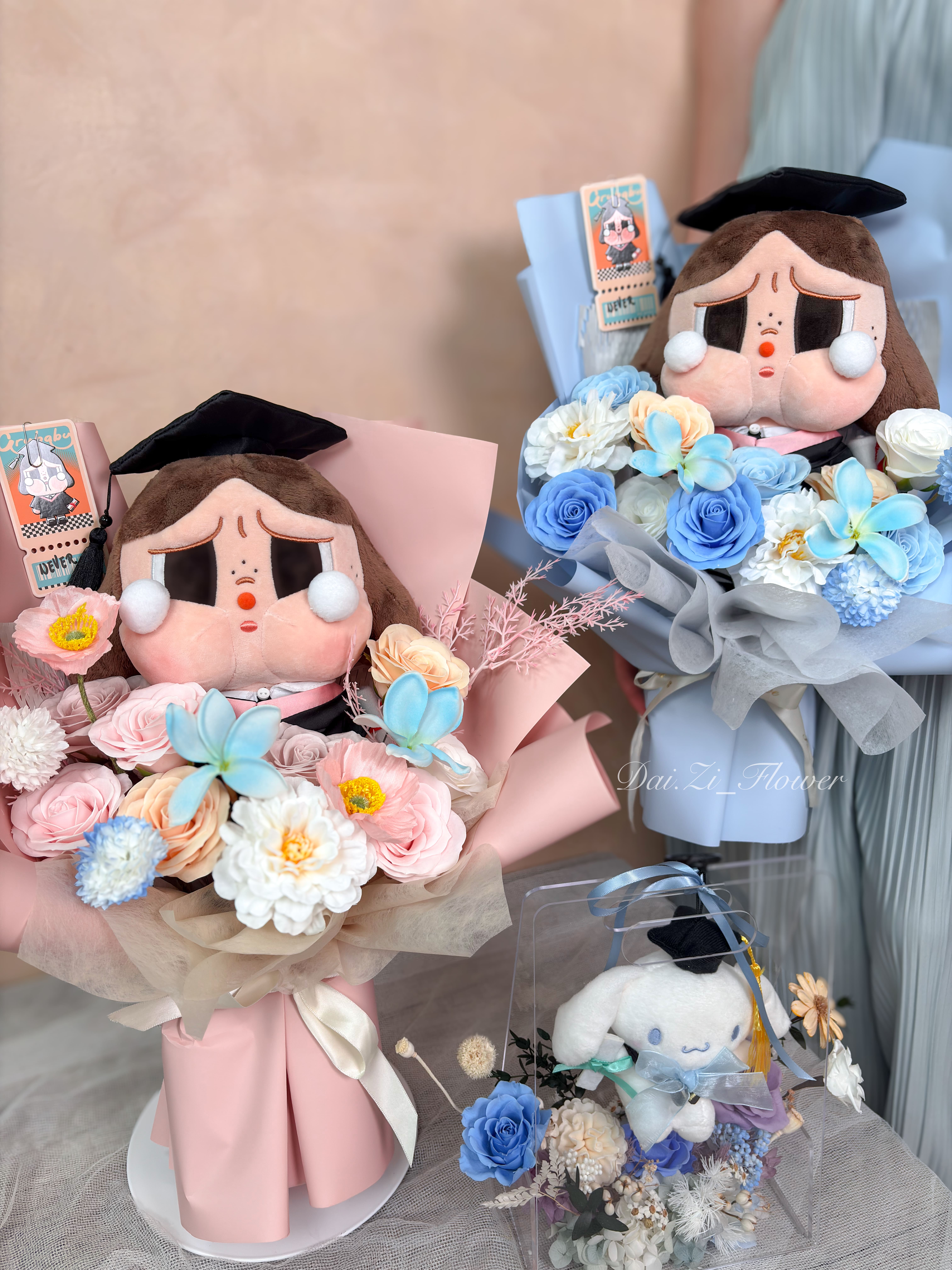 台北畢業花束推薦，質感藍色哭娃仿真甦醒畢業花束，客製化精品卡通玩偶花禮設計代紫花藝