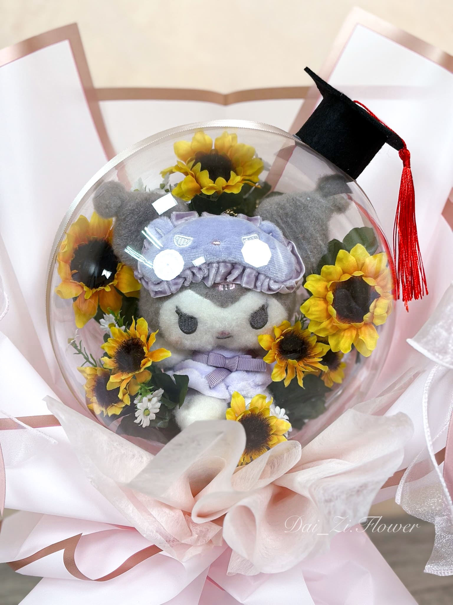 畢業季限定卡通玩偶花束,精緻學士帽酷洛米波波球搭配高級向日葵仿真花,台北花店推薦代紫花藝