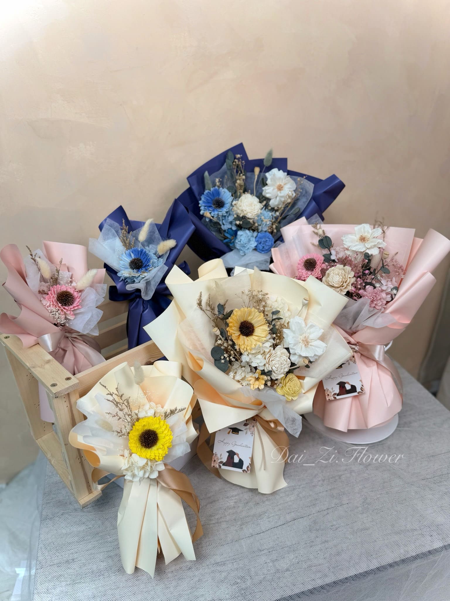 台北客製化畢業花禮推薦,向日葵索拉花與多款永生花畢業花束系列,精品花店質感設計代紫花藝