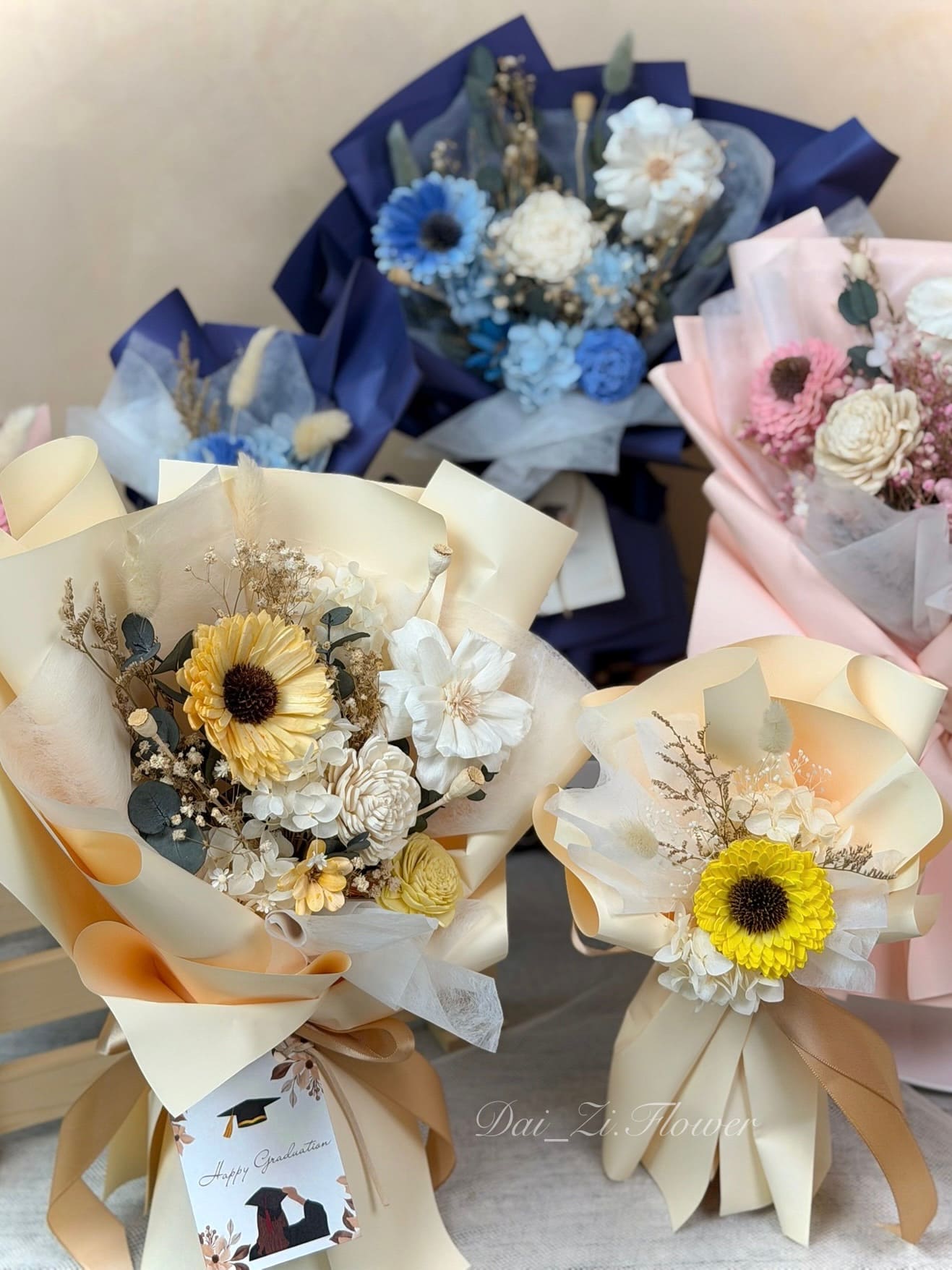 台北畢業花束推薦，多款色系客製化向日葵索拉花與質感永生花畢業花束，精品級花藝設計代紫花藝
