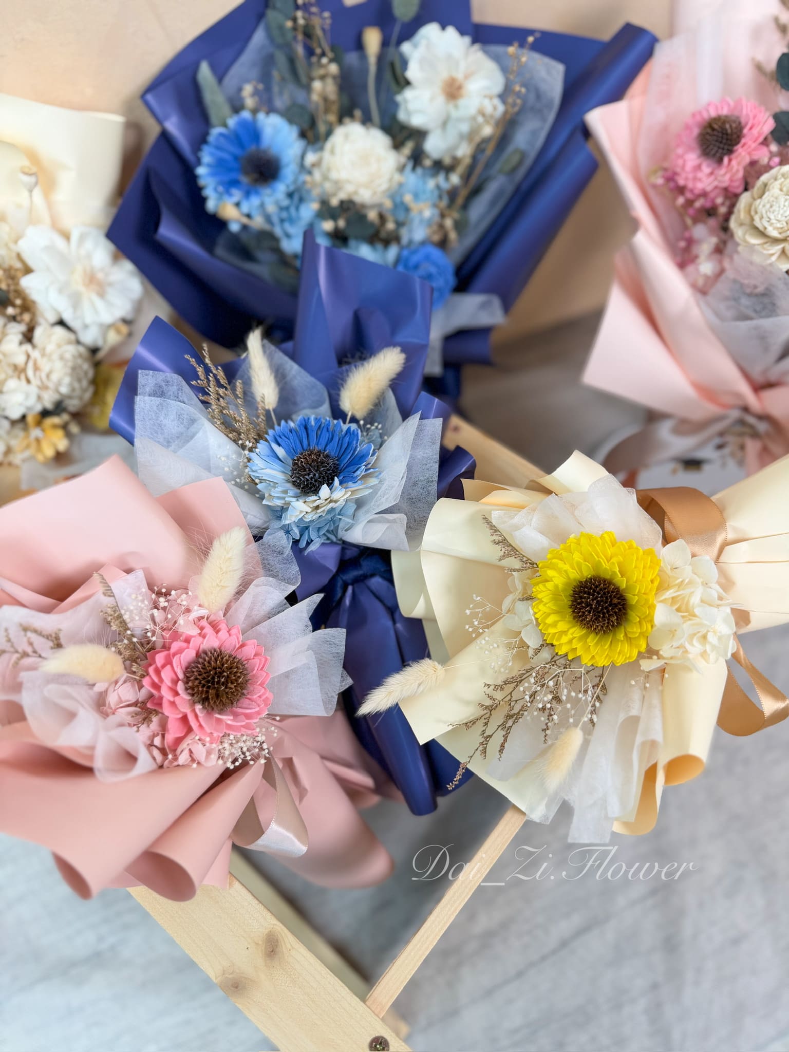 台北迷你畢業花束推薦，多色向日葵索拉花與質感永生花設計，客製化精緻畢業禮物代紫花藝