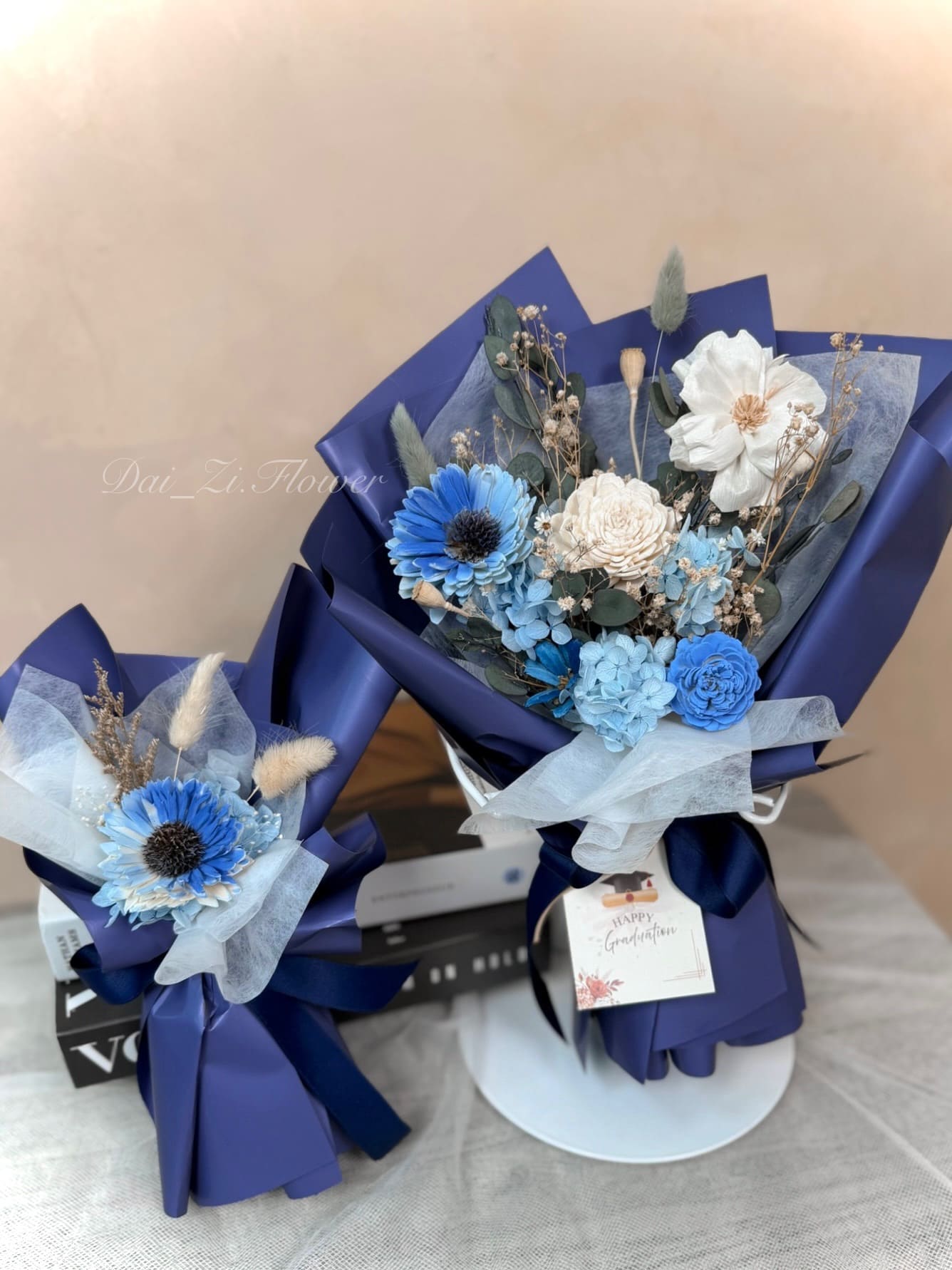 台北精緻向日葵索拉花迷你畢業花束推薦，搭配高級永生花材，法式優雅畢業季送禮代紫花藝