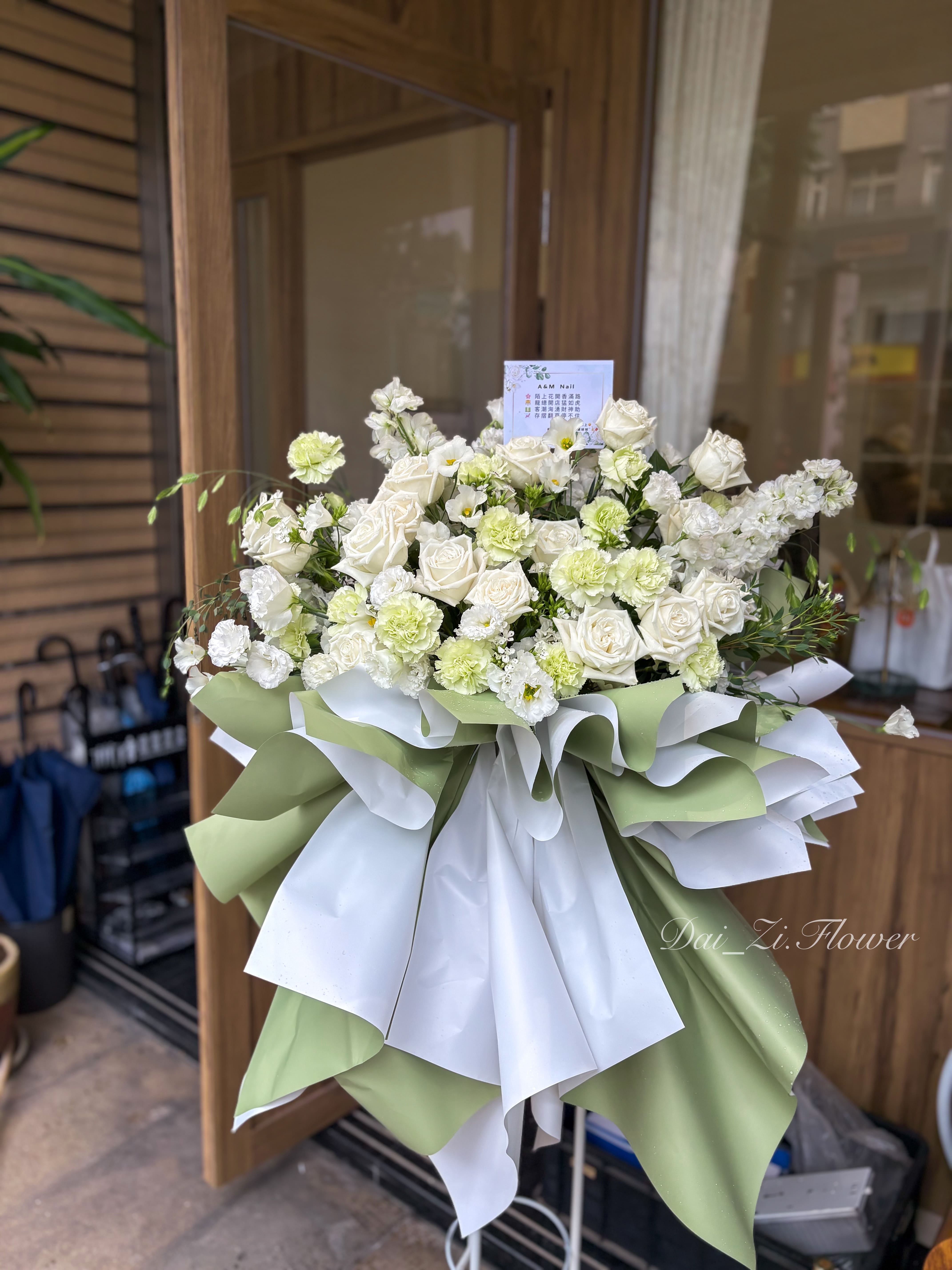台北開幕花禮推薦，精品級白綠色系進口鮮花開幕高架花籃，新店開幕高質感祝賀客製化設計代紫花藝
