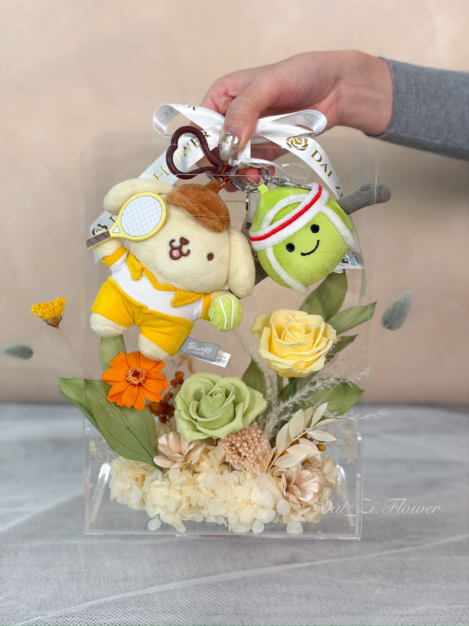 台北質感生日禮物推薦,布丁狗與Jellycat玩偶主題進口永生花提盒,精緻透明展示花盒設計代紫花藝