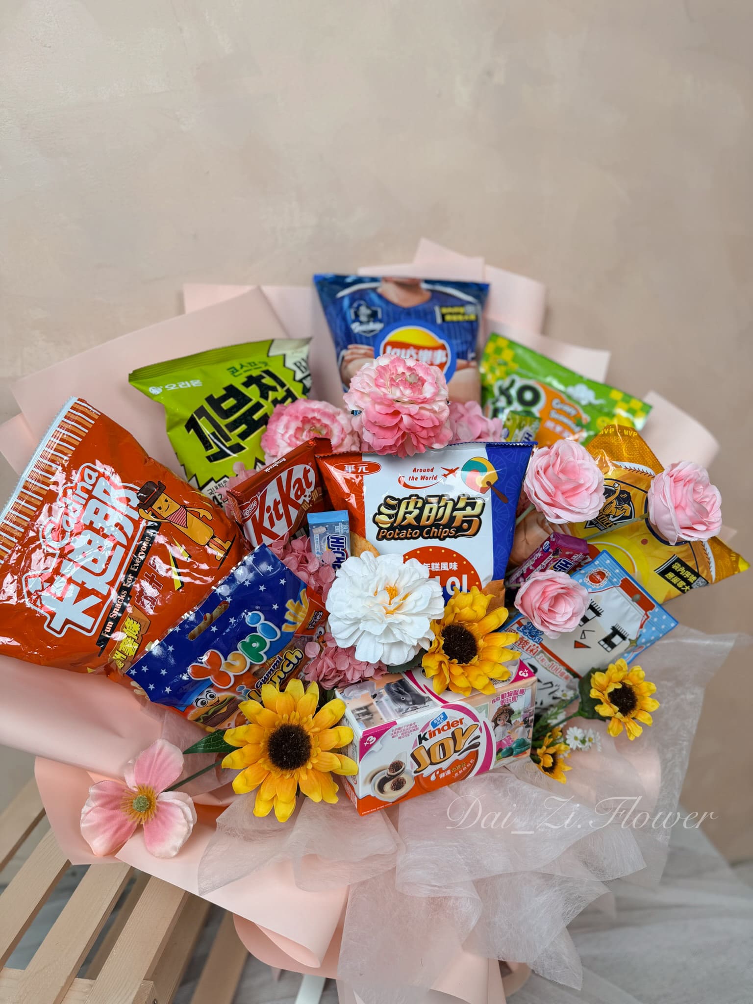 創意零食畢業花束推薦，向日葵永生花搭配澎湃精選零食，台北客製化精品花店代紫花藝