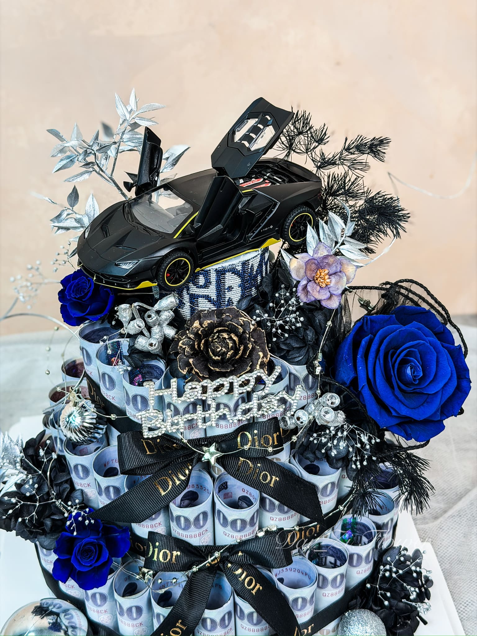 精品級永生花鈔票蛋糕細節，黑藍色系永生玫瑰與超跑模型層疊交影，台北高質感客製化有錢花推薦代紫花藝