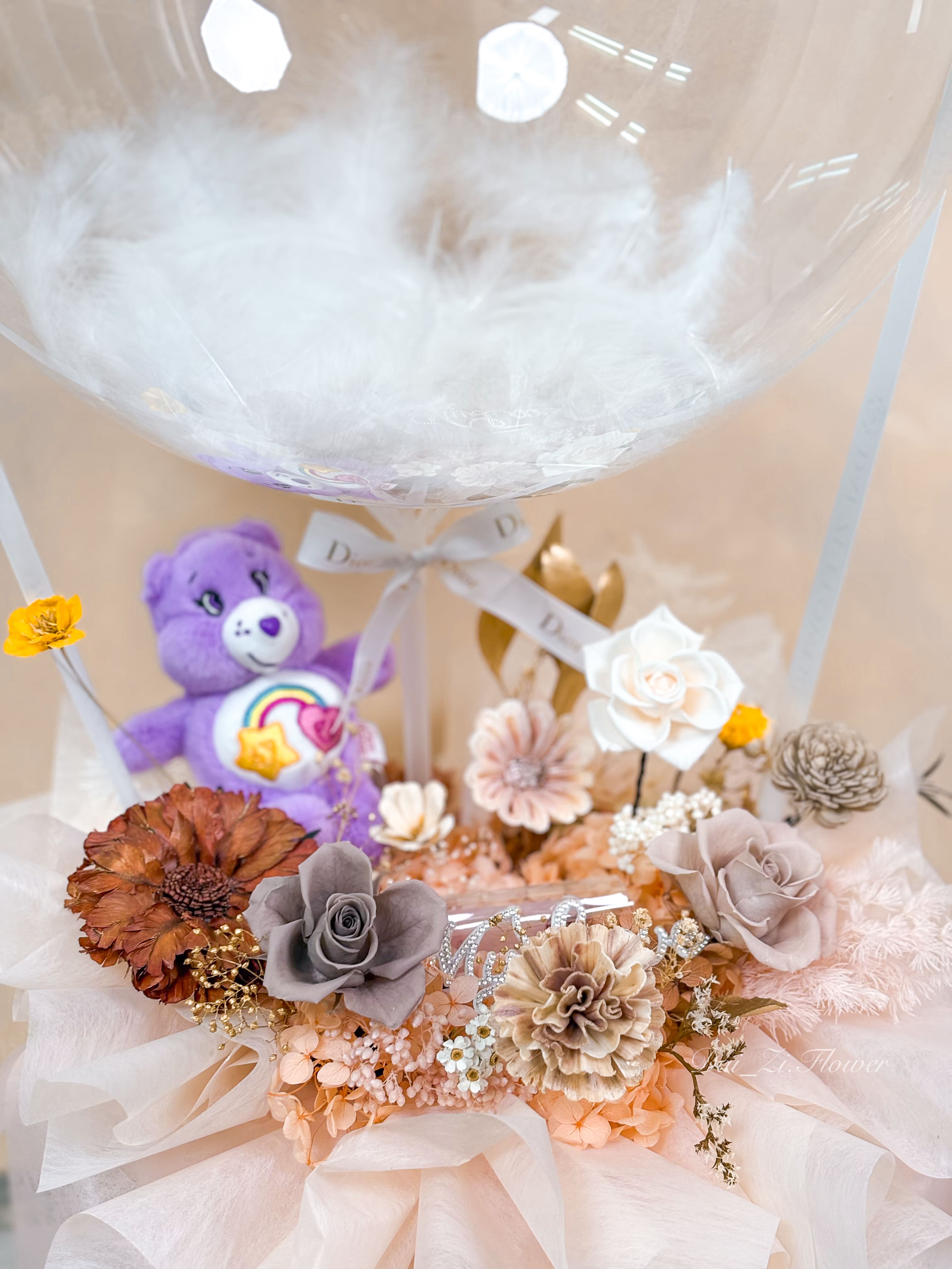 抽錢花禮精品推薦：DAIZI代紫花藝嚴選質感永生花材搭配Carebear娃娃細節，結合客製化驚喜抽錢波波球，大台北地區預約制高質感花藝設計。
