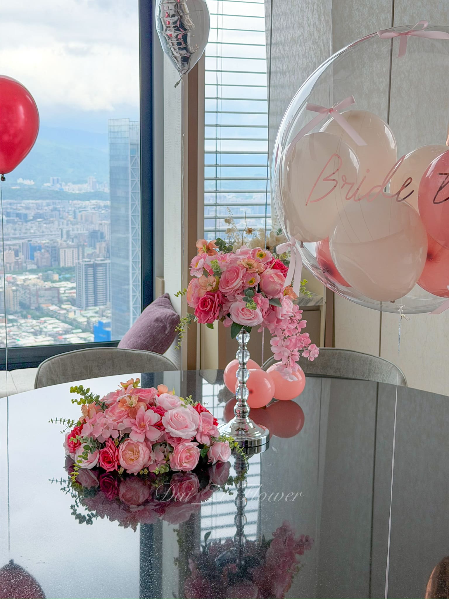 高質感派對桌花與客製化氣球佈置特寫，台北MiraWan法式餐廳新娘派對專屬設計，精品花藝佈置推薦代紫花藝