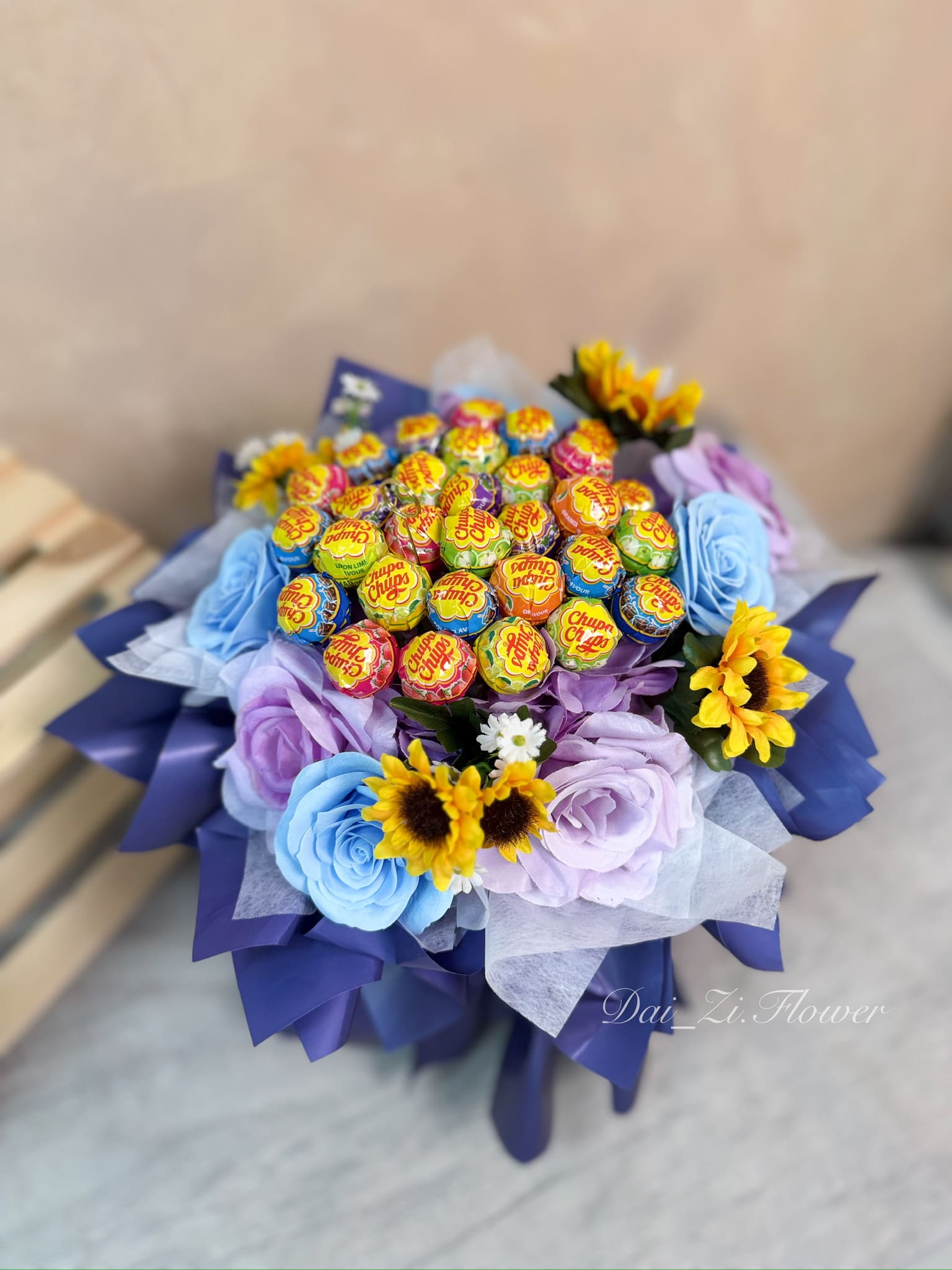 台北客製化花束推薦：高質感【甜夢星球】棒棒糖香氛花束，DAIZI代紫花藝完美結合實用零食與永久保存的甦醒仿真花材，推薦的雙北獨特畢業驚喜。