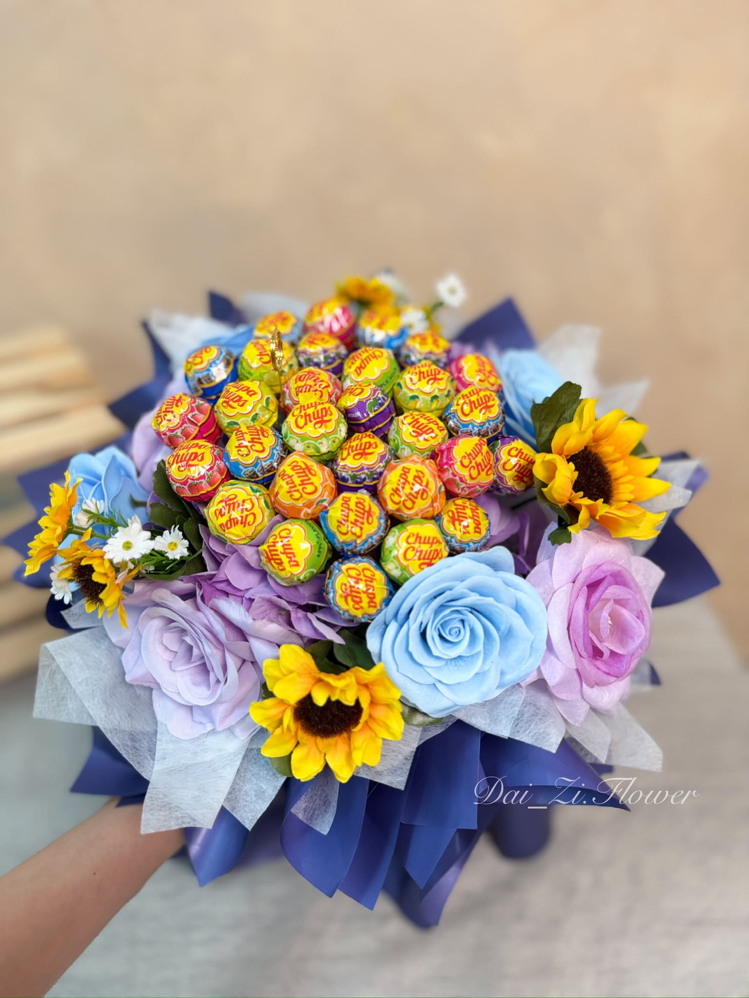 新北畢業季送禮推薦：代紫花藝精緻客製化棒棒糖花束，採用唯美色系甦醒香氛花與高品質仿真花材，打造具備儀式感與童趣的高搜尋量台北精品畢業花禮。