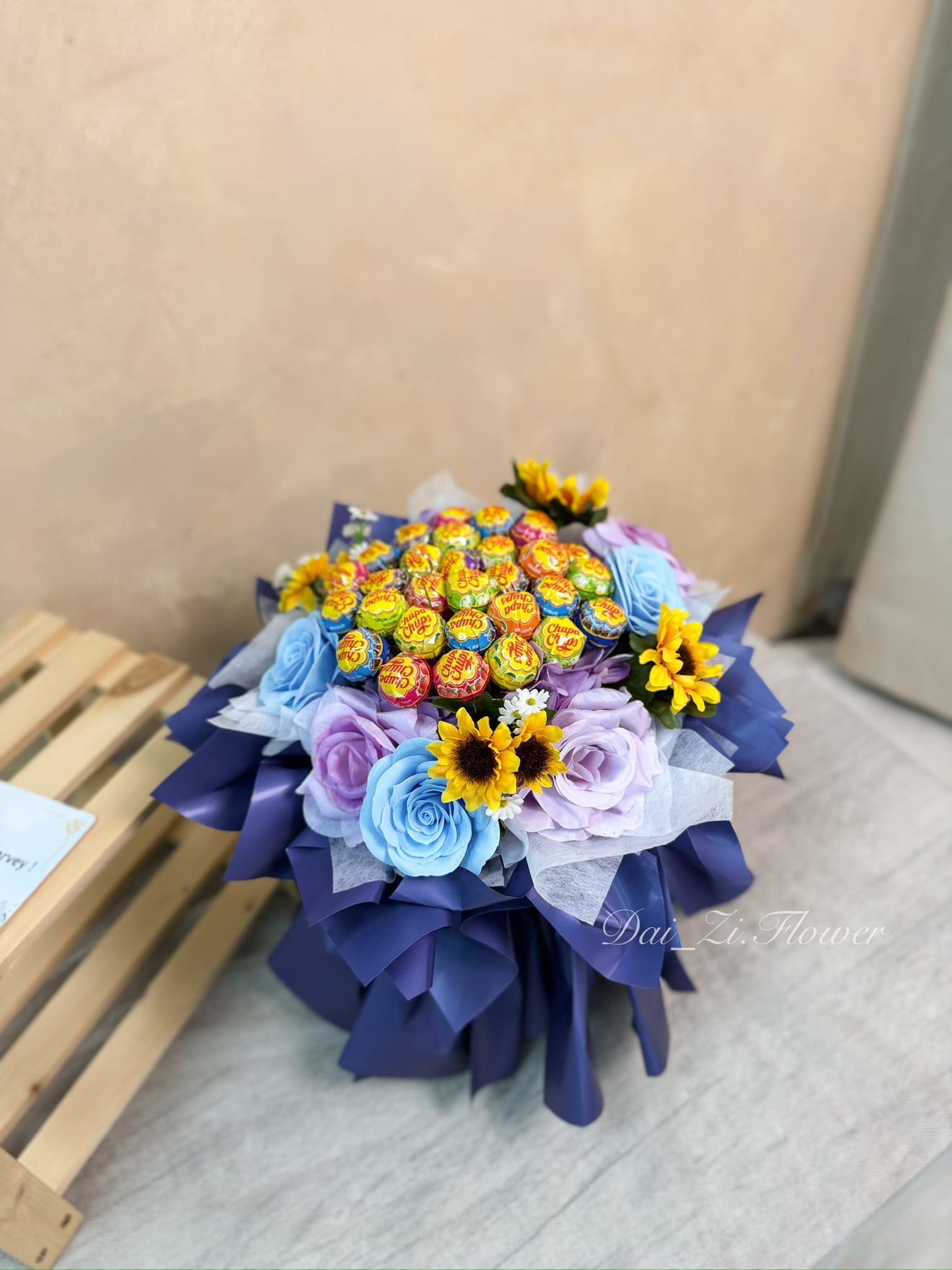 創意棒棒糖花束精品：DAIZI代紫花藝【甜夢星球】畢業花束細節，藍紫色仿真玫瑰搭配香氛花，適合幼稚園、國小至大學畢業典禮，提供大台北地區專業客製化花店服務。