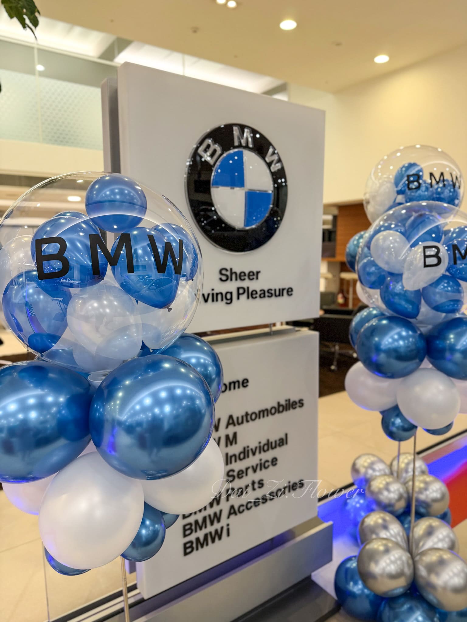 台北客製化企業Logo氣球推薦,BMW活動專屬印字波波球特寫,高質感商務派對氣球佈置精品花店代紫花藝
