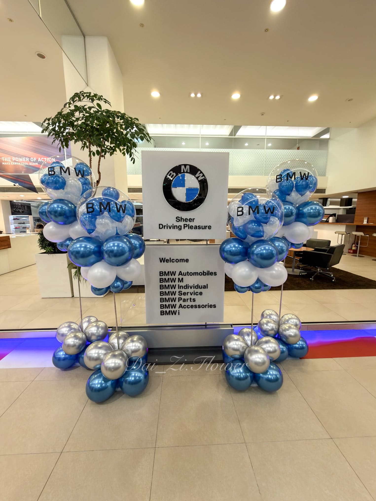 台北企業活動氣球佈置推薦，BMW台北汎德展間專屬客製化波波球柱，藍銀色系精品商務活動氣球設計代紫花藝