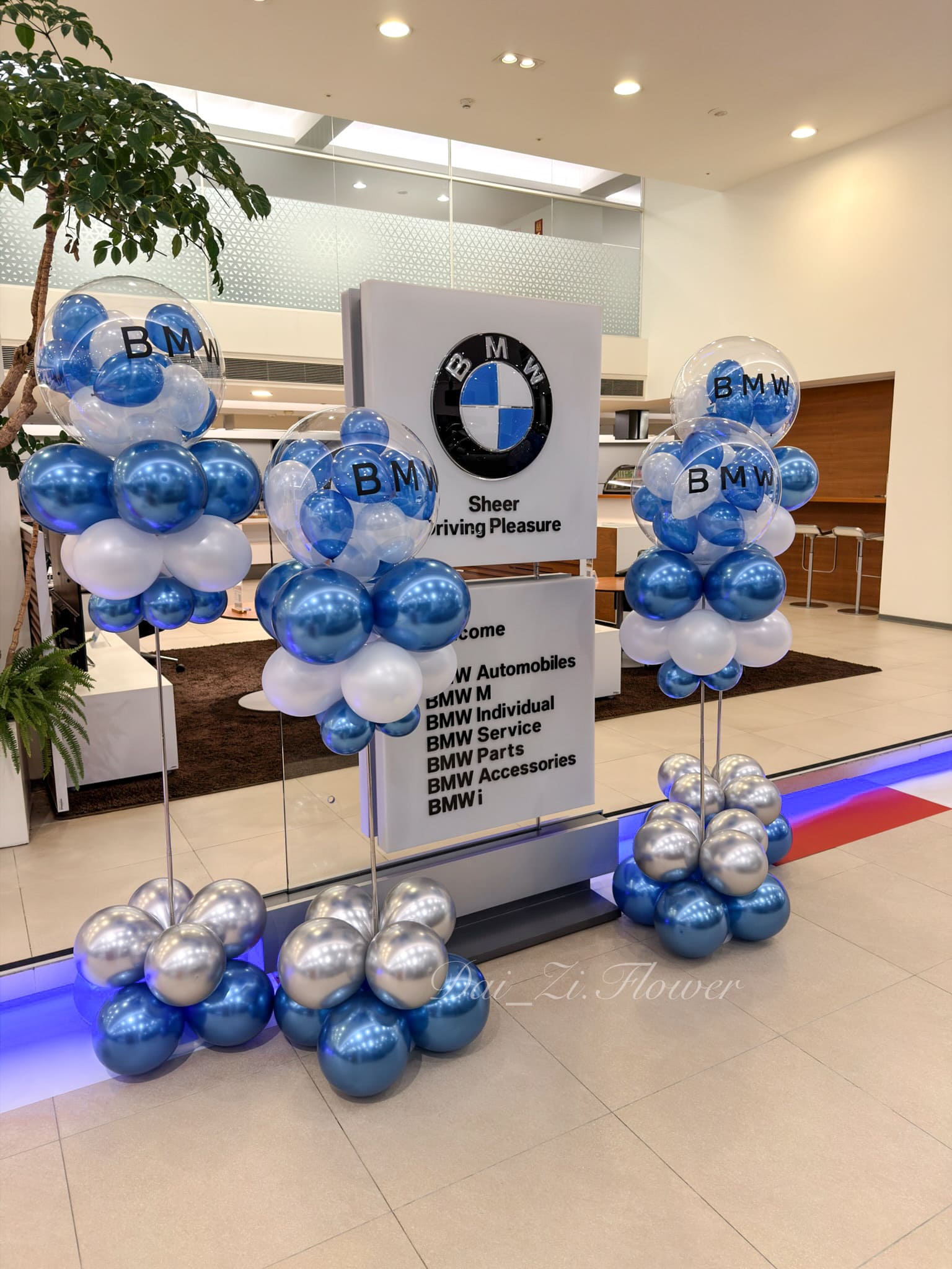 高級車商展間氣球佈置推薦,台北BMW品牌活動專屬印字波波球柱,高質感金屬色系企業派對氣球設計代紫花藝