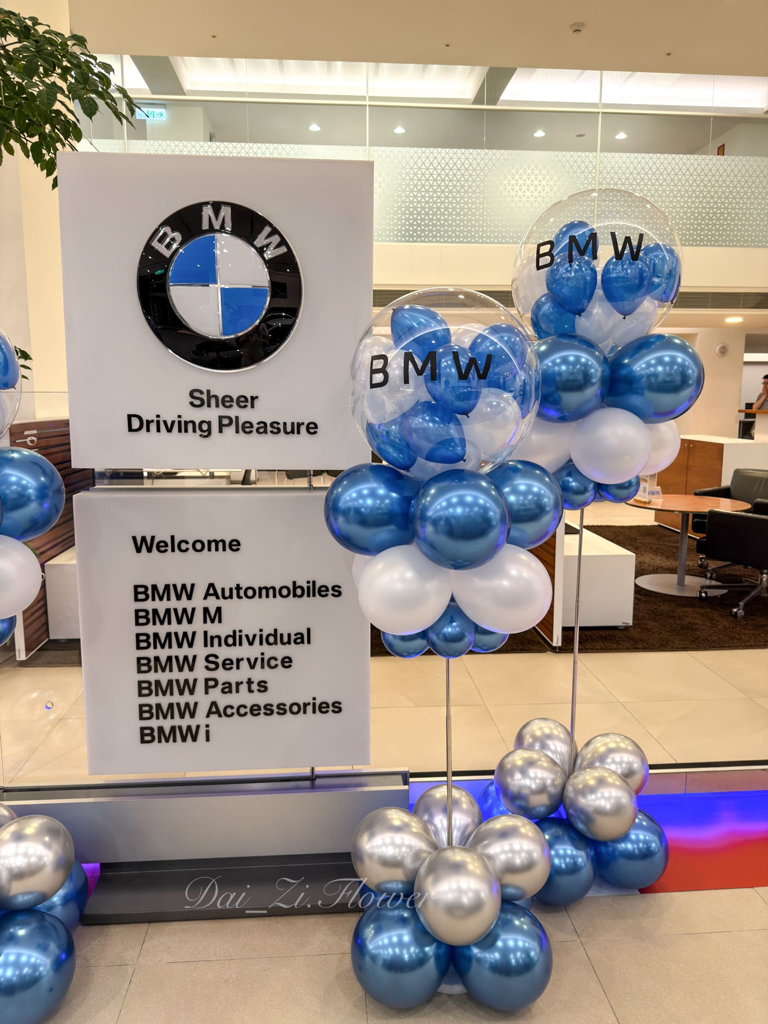 精品級企業活動氣球柱設計,台北汎德BMW展間客製化波波球佈置,藍白銀質感品牌視覺營造推薦代紫花藝