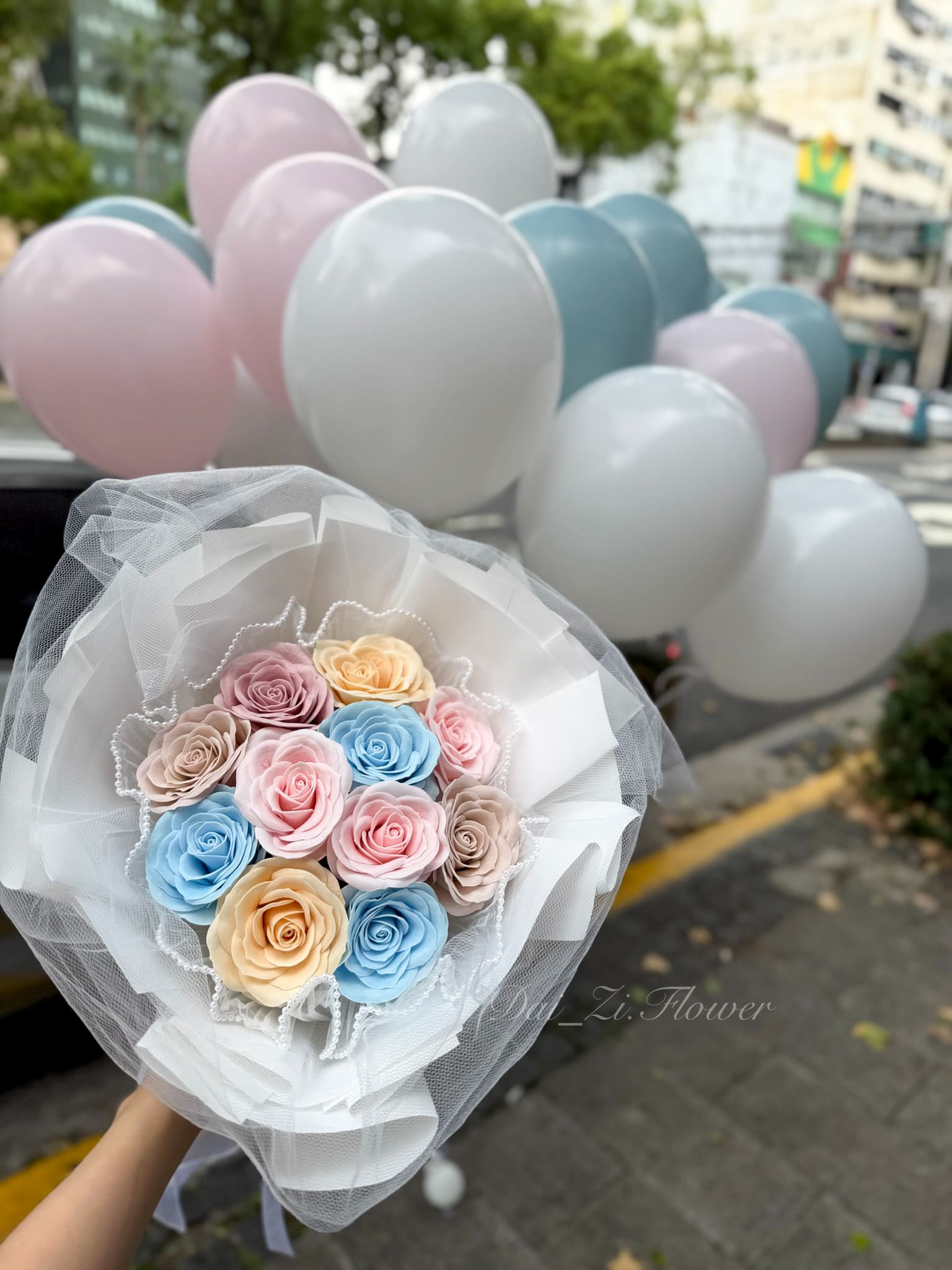 台北生日禮物推薦：DAIZI代紫花藝【柔光花園】法式簡約香氛花束，結合粉彩浪漫派對氣球驚喜，提供雙北地區高質感精品花禮與佈置服務。