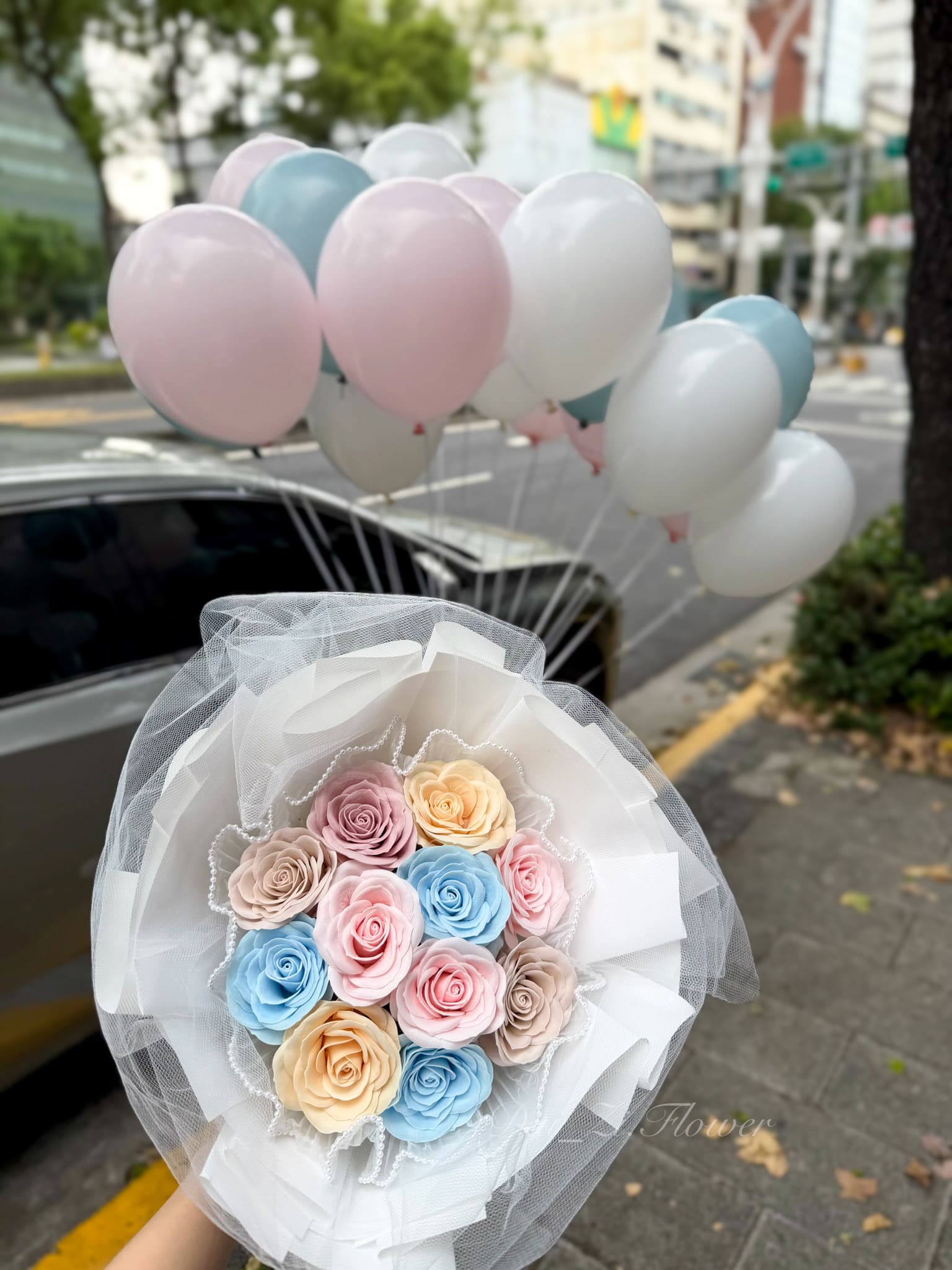 新北求婚花束推薦：絕美莫蘭迪色系【柔光花園】香氛花束搭配戶外驚喜氣球，DAIZI代紫花藝專屬打造，大台北地區ASEO搜尋優化精品花藝。
